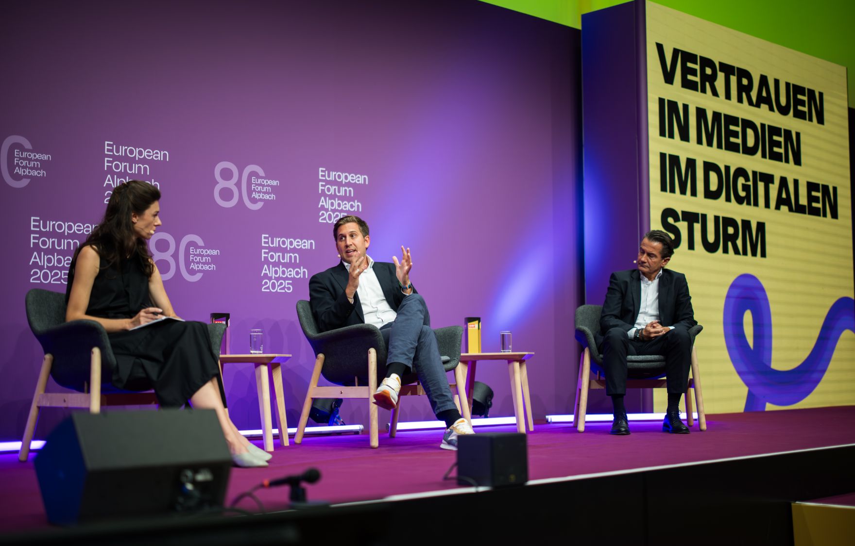 Am 28. August 2025 nahm Staatssekret&auml;r Alexander Pr&ouml;ll (m.) am mehrt&auml;gigen Forum Alpbach teil. Im Bild mit Journalistin Raffaela Schaidreiter (l.) und Generaldirektor des ORF Roland Wei&szlig;mann (r.).
