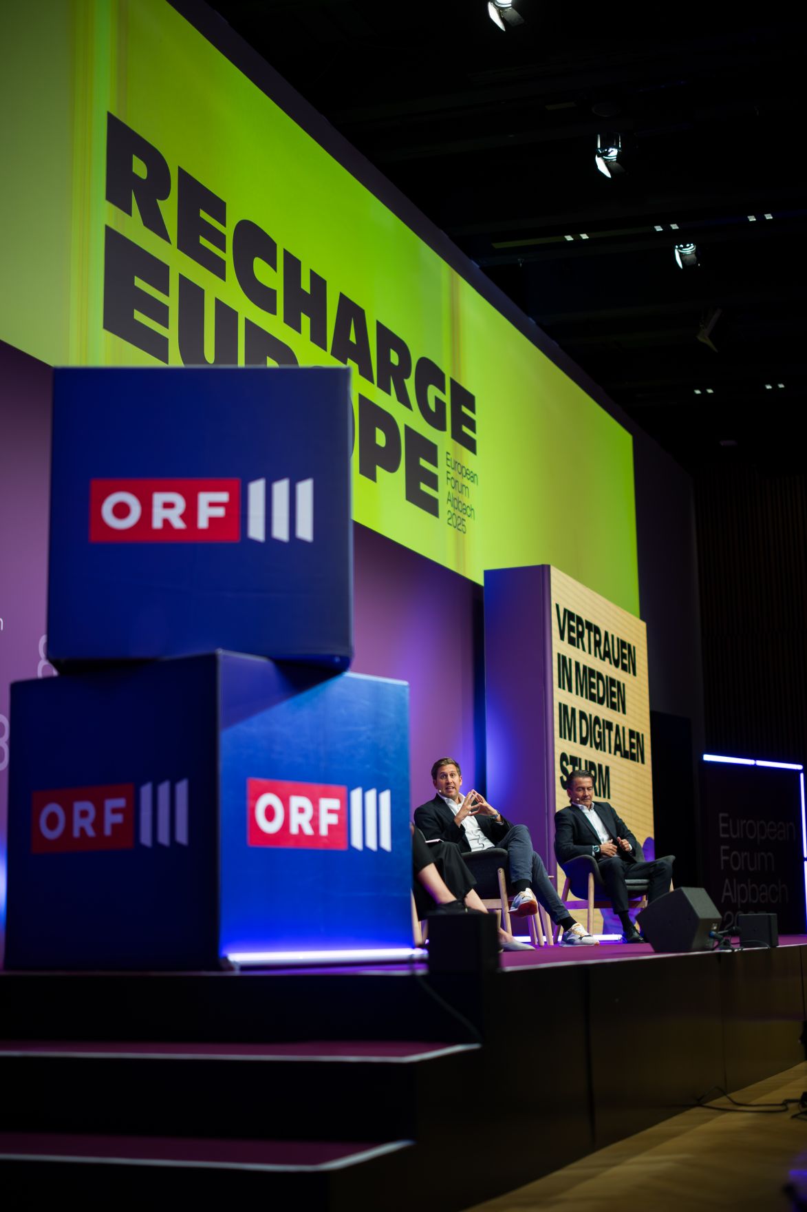 Am 28. August 2025 nahm Staatssekret&auml;r Alexander Pr&ouml;ll (l.) am mehrt&auml;gigen Forum Alpbach teil. Im Bild mit Generaldirektor des ORF Roland Wei&szlig;mann (r.).