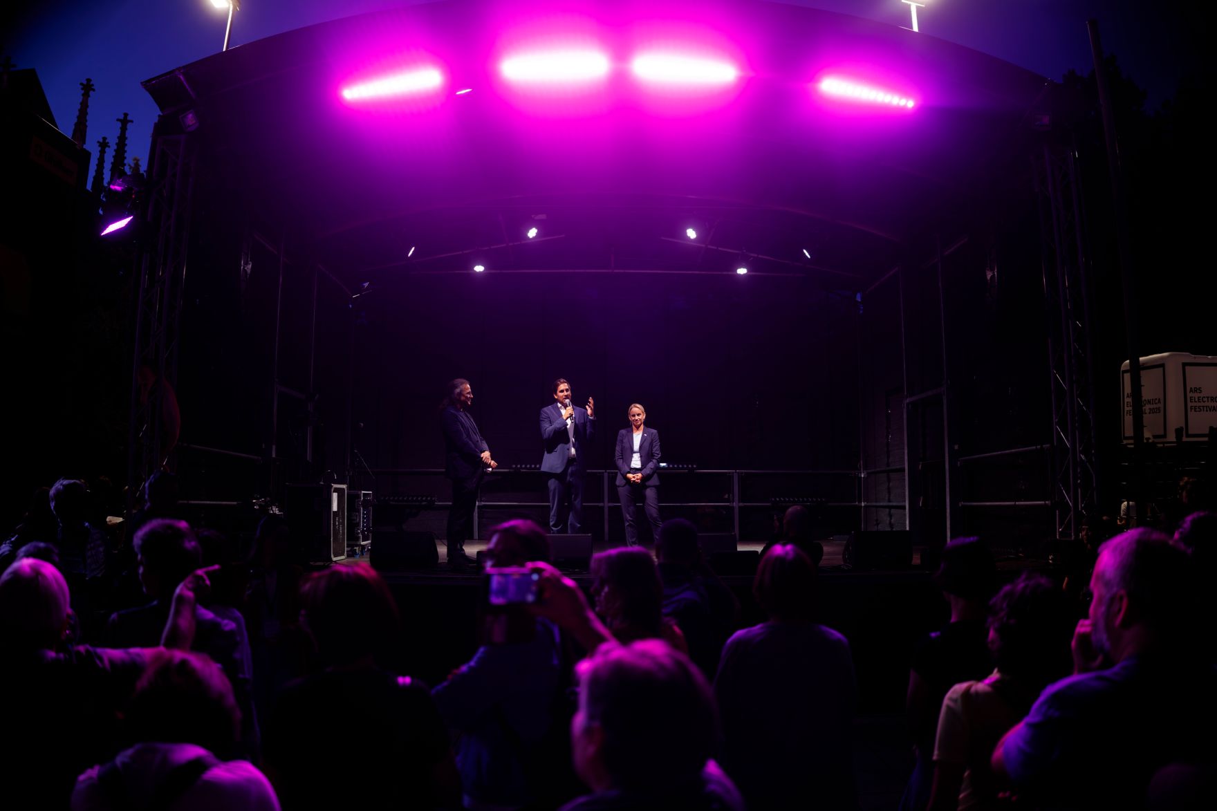 Am 3. September 2025 nahm Staatssekret&auml;r Alexander Pr&ouml;ll (m.) an der Er&ouml;ffnung des Ars Electronica Festivals teil. Im Bild mit Staatssekret&auml;rin Michaela Schmidt (m.r.).