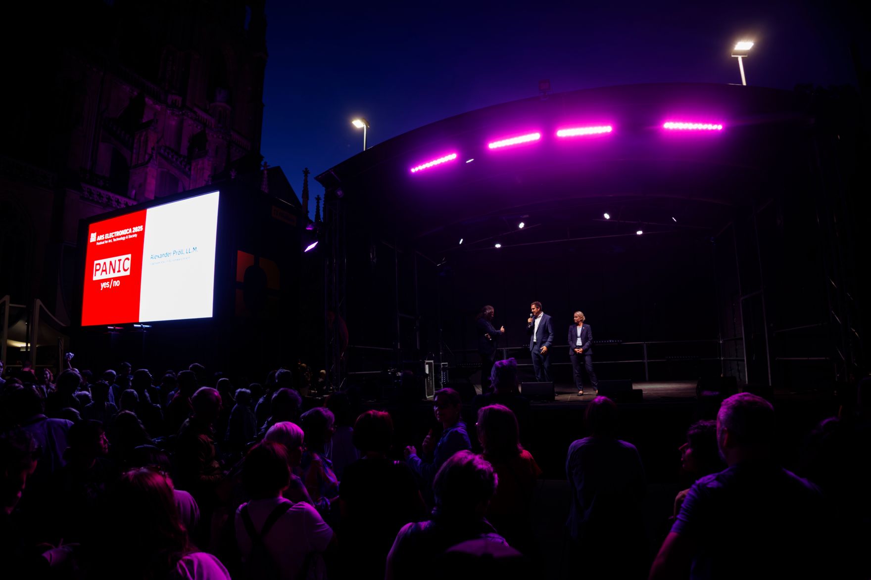 Am 3. September 2025 nahm Staatssekret&auml;r Alexander Pr&ouml;ll (m.) an der Er&ouml;ffnung des Ars Electronica Festivals teil. Im Bild mit Staatssekret&auml;rin Michaela Schmidt (m.r.).