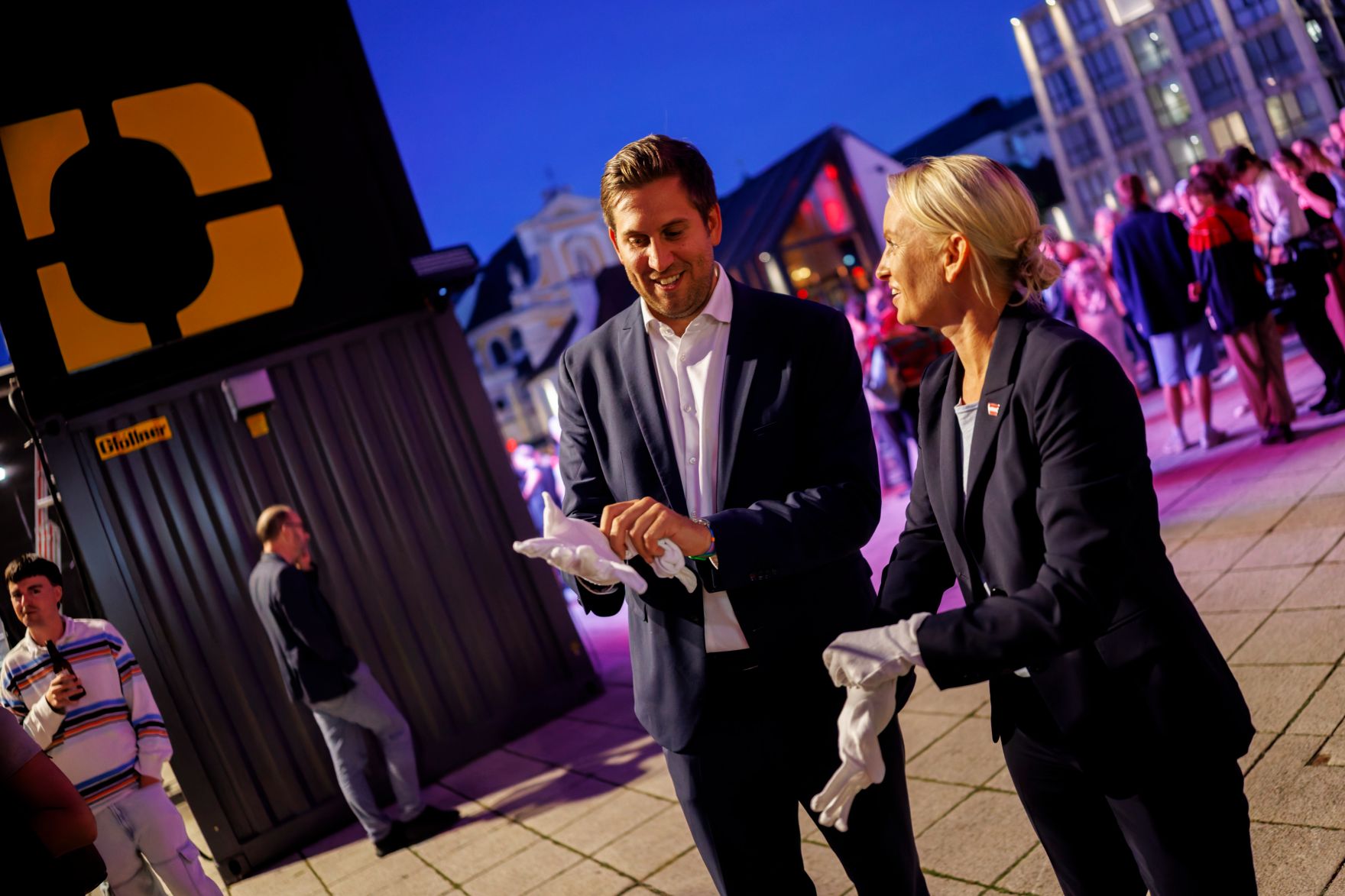 Am 3. September 2025 nahm Staatssekret&auml;r Alexander Pr&ouml;ll (m.) an der Er&ouml;ffnung des Ars Electronica Festivals teil. Im Bild mit Staatssekret&auml;rin Michaela Schmidt (m.r.).