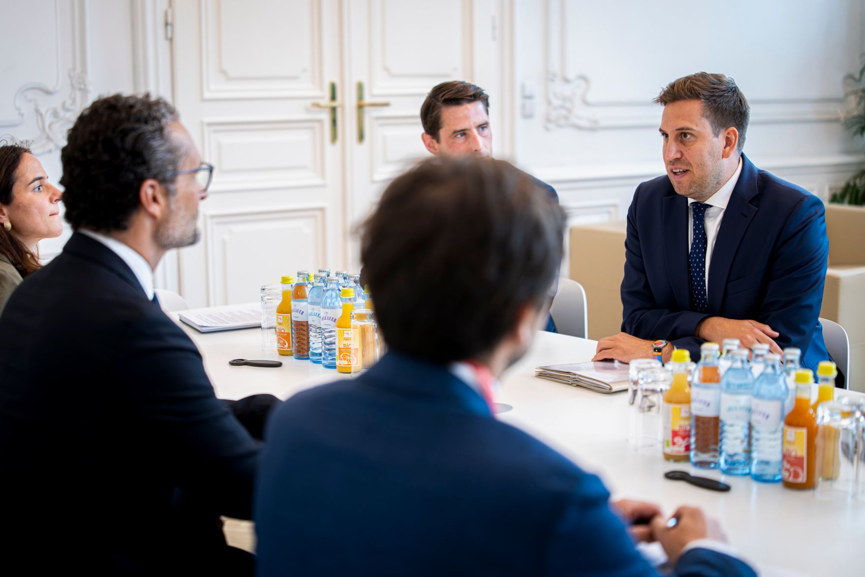 Am 12. September 2025 lud Staatssekret&auml;r Alexander Pr&ouml;ll (r.) Digitalisierungsministerinnen und Minister zum Arbeitstreffen anl&auml;sslich des Gipfel zur Digitalen Souver&auml;nit&auml;t. Im Bild beim Arbeitsgespr&auml;ch mit dem portugiesischen Staatssekret&auml;r Bernardo Correia (2.v.l.).