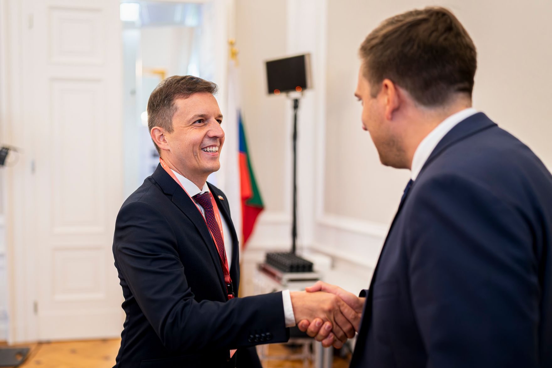 Am 12. September 2025 lud Staatssekret&auml;r Alexander Pr&ouml;ll (r.) Digitalisierungsministerinnen und Minister zum Arbeitstreffen anl&auml;sslich des Gipfel zur Digitalen Souver&auml;nit&auml;t. Im Bild beim Empfang des slowakischen Staatssekret&auml;rs Radoslav Stefanek (l.).