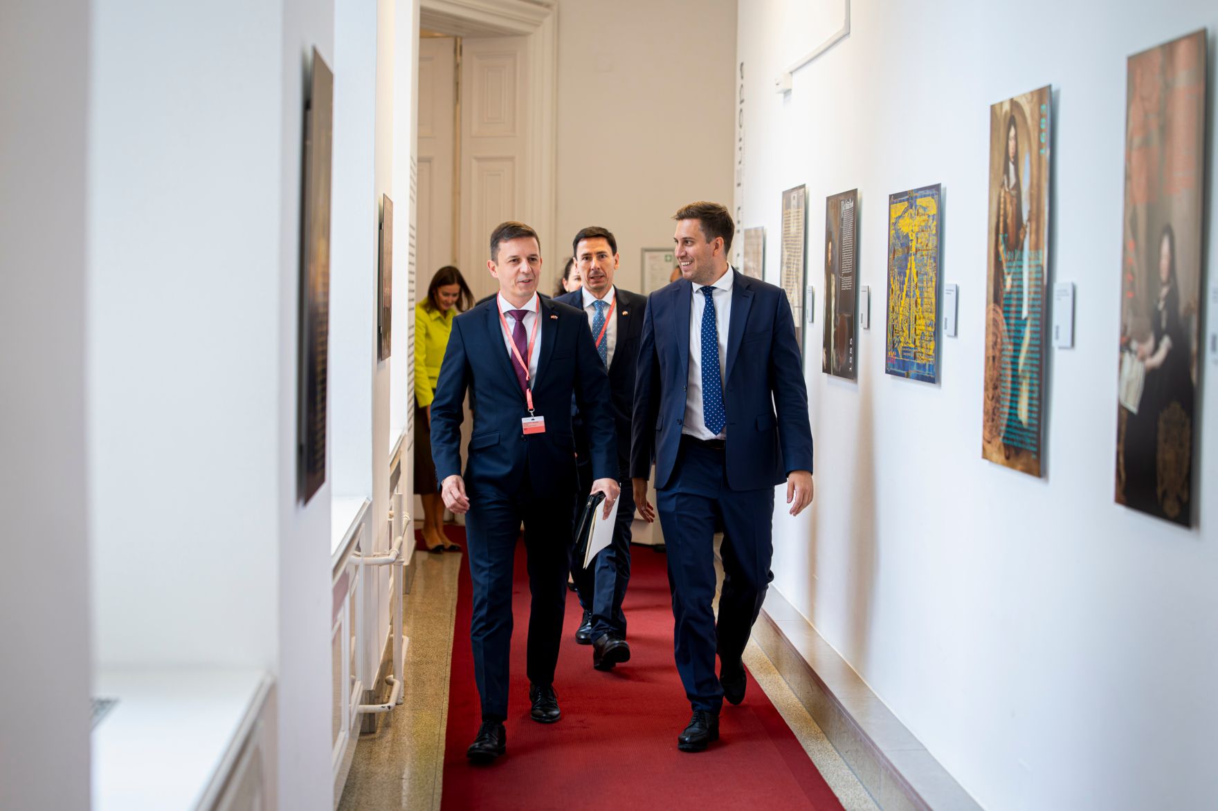 Am 12. September 2025 lud Staatssekret&auml;r Alexander Pr&ouml;ll (r.) Digitalisierungsministerinnen und Minister zum Arbeitstreffen anl&auml;sslich des Gipfel zur Digitalen Souver&auml;nit&auml;t. Im Bild beim Empfang des slowakischen Staatssekret&auml;rs Radoslav Stefanek (l.).