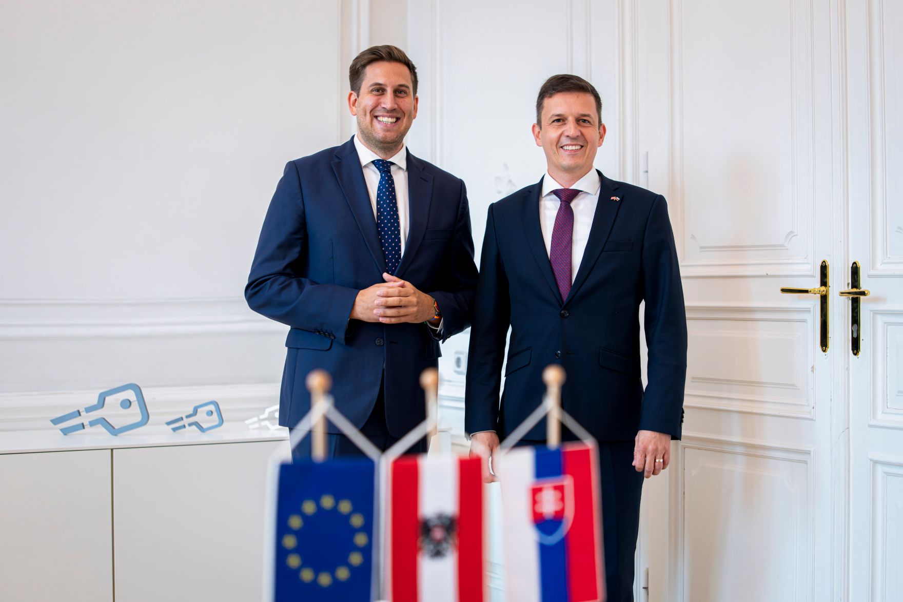 Am 12. September 2025 lud Staatssekret&auml;r Alexander Pr&ouml;ll (l.) Digitalisierungsministerinnen und Minister zum Arbeitstreffen anl&auml;sslich des Gipfel zur Digitalen Souver&auml;nit&auml;t. Im Bild beim Empfang des slowakischen Staatssekret&auml;rs Radoslav Stefanek (r.).