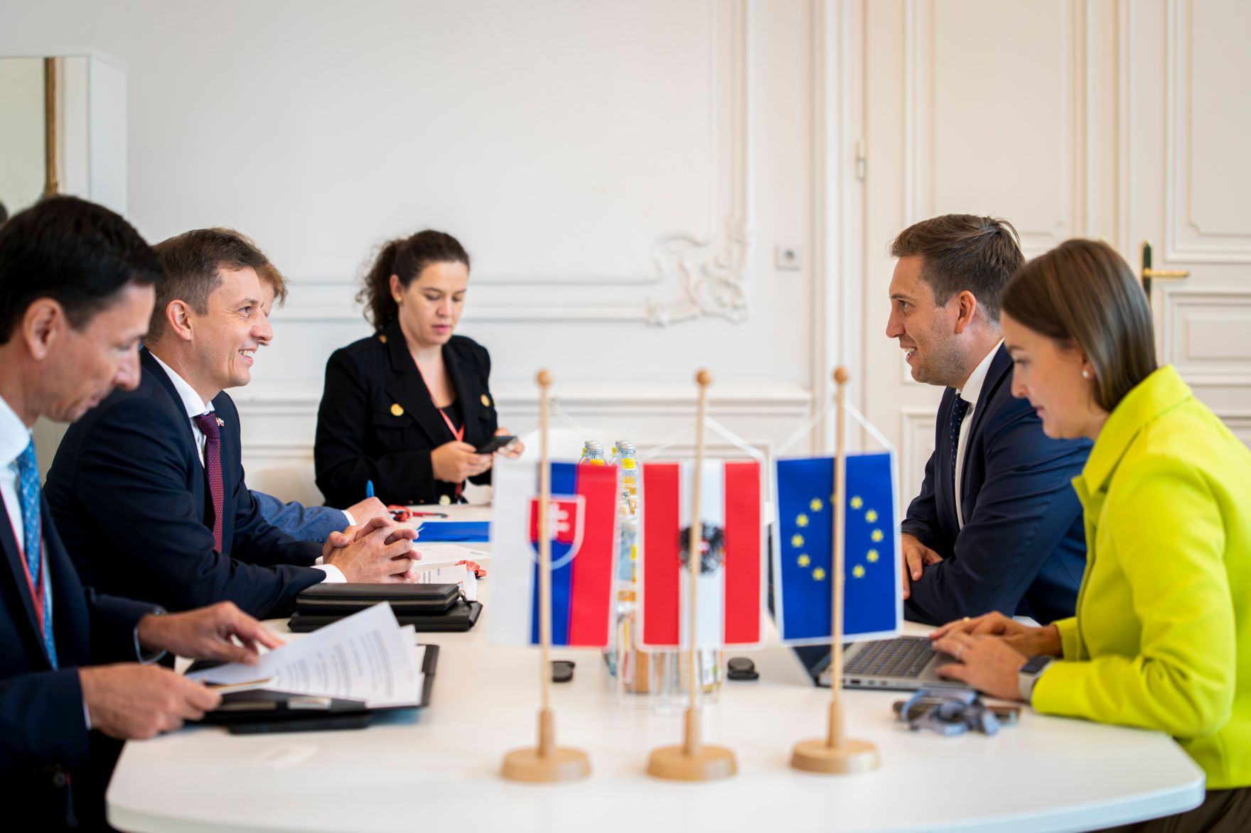 Am 12. September 2025 lud Staatssekret&auml;r Alexander Pr&ouml;ll (2.v.r.) Digitalisierungsministerinnen und Minister zum Arbeitstreffen anl&auml;sslich des Gipfel zur Digitalen Souver&auml;nit&auml;t. Im Bild beim Arbeitsgepr&auml;ch mit dem slowakischen Staatssekret&auml;r Radoslav Stefanek (2.v.l.).