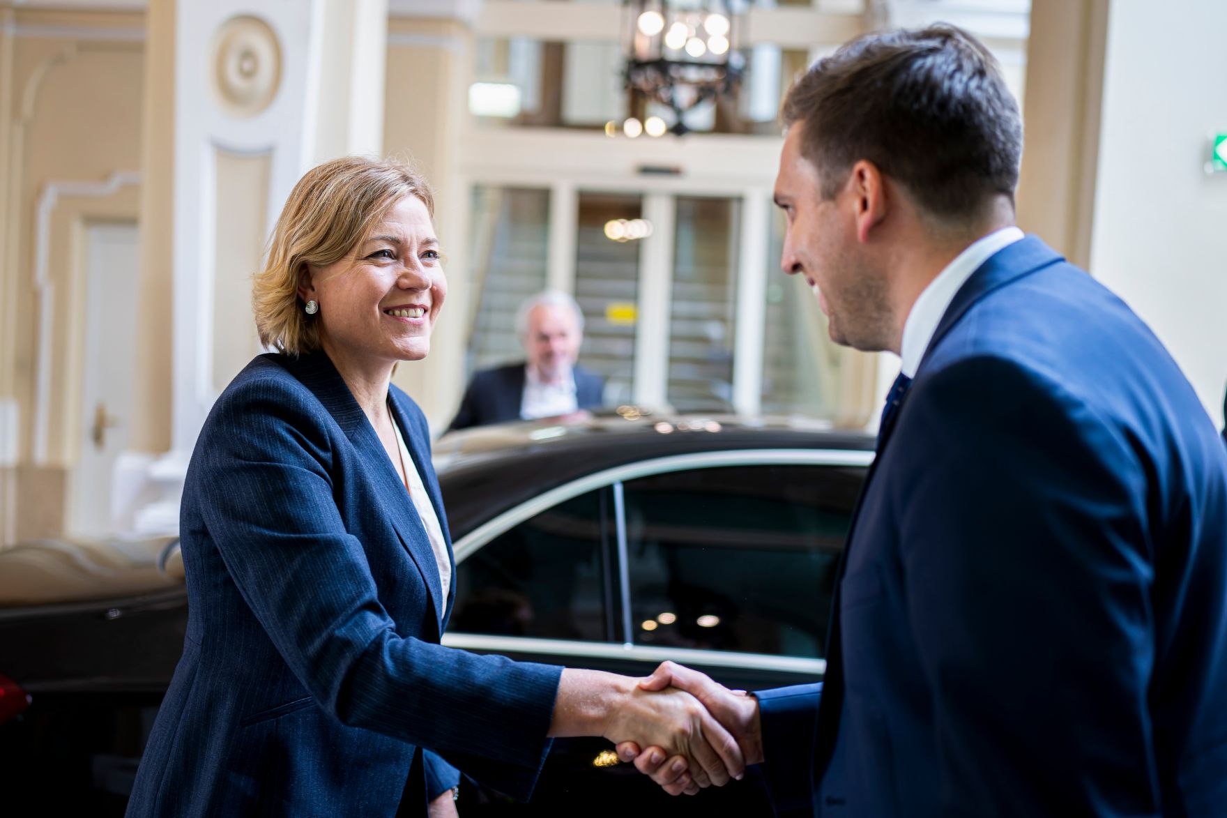 Am 12. September 2025 lud Staatssekret&auml;r Alexander Pr&ouml;ll (r.) Digitalisierungsministerinnen und Minister zum Arbeitstreffen anl&auml;sslich des Gipfel zur Digitalen Souver&auml;nit&auml;t. Im Bild beim Empfang der Exekutiv-Vizepr&auml;sidentin der Europ&auml;ischen Kommission Henna Virkkunen (l.).