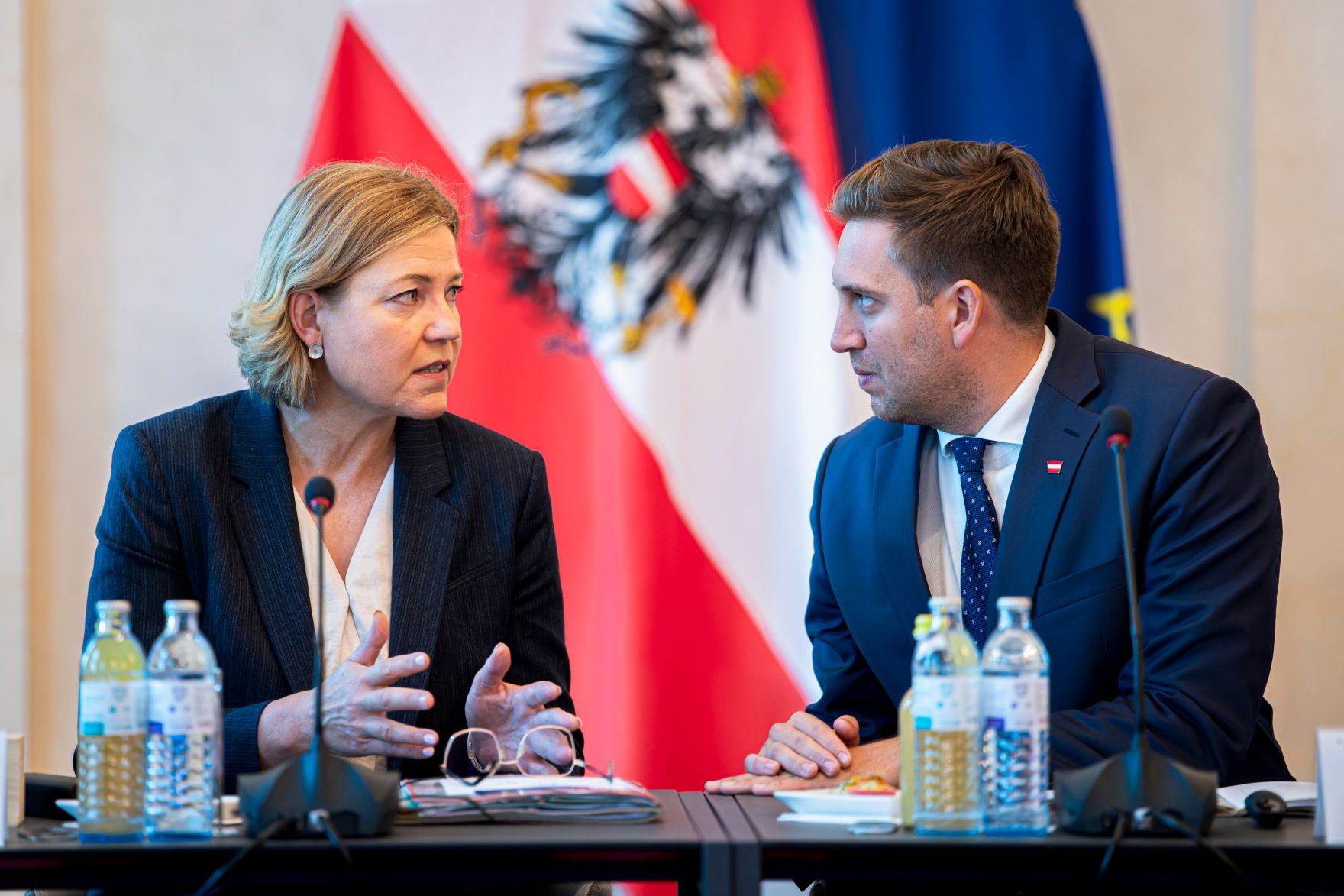 Am 12. September 2025 lud Staatssekret&auml;r Alexander Pr&ouml;ll (r.) Digitalisierungsministerinnen und Minister zum Arbeitstreffen anl&auml;sslich des Gipfel zur Digitalen Souver&auml;nit&auml;t. Im Bild mit Exekutiv-Vizepr&auml;sidentin der Europ&auml;ischen Kommission Henna Virkkunen (l.).