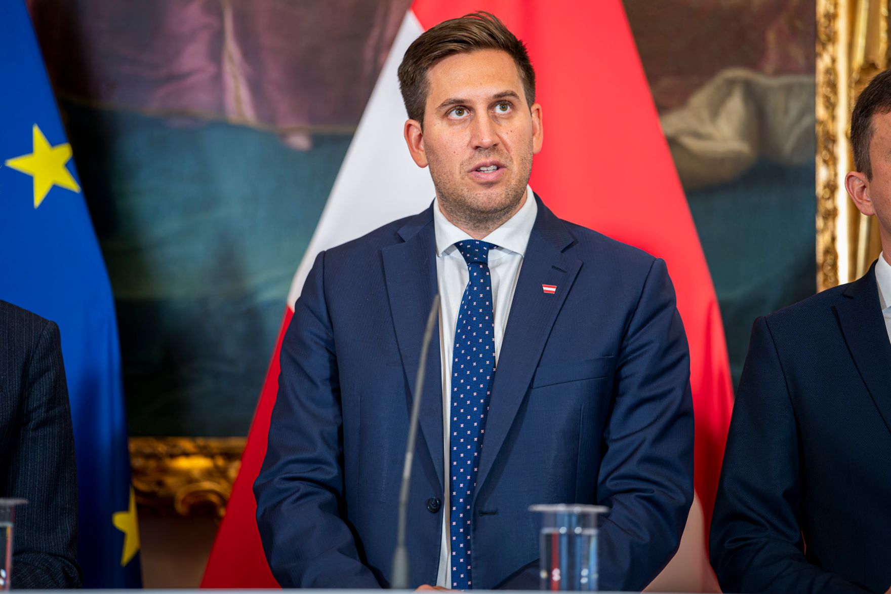 Am 12. September 2025 lud Staatssekret&auml;r Alexander Pr&ouml;ll (im Bild) Digitalisierungsministerinnen und Minister zum Arbeitstreffen anl&auml;sslich des Gipfel zur Digitalen Souver&auml;nit&auml;t. Im Bild mit der Exekutiv-Vizepr&auml;sidentin der Europ&auml;ischen Kommission Henna Virkkunen, dem slowakischen Staatssekret&auml;r Radoslav Stefanek und dem portugiesischen Staatssekret&auml;r Bernardo Correia bei der anschlie&szlig;enden Pressekonferenz.