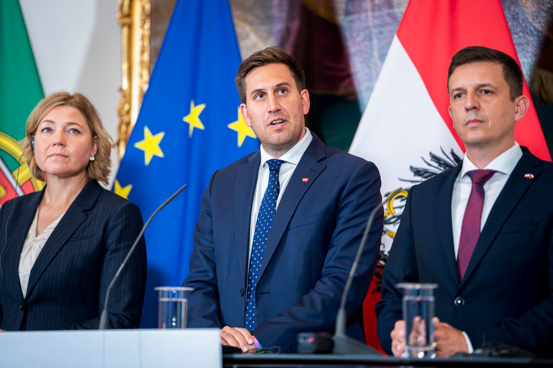 Am 12. September 2025 lud Staatssekret&auml;r Alexander Pr&ouml;ll (m.) Digitalisierungsministerinnen und Minister zum Arbeitstreffen anl&auml;sslich des Gipfel zur Digitalen Souver&auml;nit&auml;t. Im Bild mit der Exekutiv-Vizepr&auml;sidentin der Europ&auml;ischen Kommission Henna Virkkunen (l.), dem slowakischen Staatssekret&auml;r Radoslav Stefanek (r.) bei der anschlie&szlig;enden Pressekonferenz.