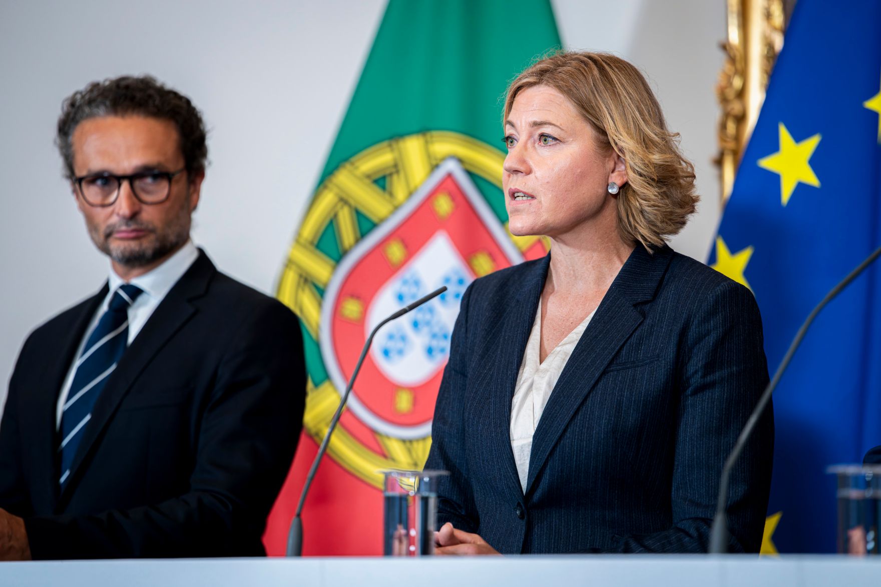 Am 12. September 2025 lud Staatssekret&auml;r Alexander Pr&ouml;ll Digitalisierungsministerinnen und Minister zum Arbeitstreffen anl&auml;sslich des Gipfel zur Digitalen Souver&auml;nit&auml;t. Im Bild die Exekutiv-Vizepr&auml;sidentin der Europ&auml;ischen Kommission Henna Virkkunen (r.) und der portugiesische Staatssekret&auml;r Bernardo Correia (l.) bei der anschlie&szlig;enden Pressekonferenz.