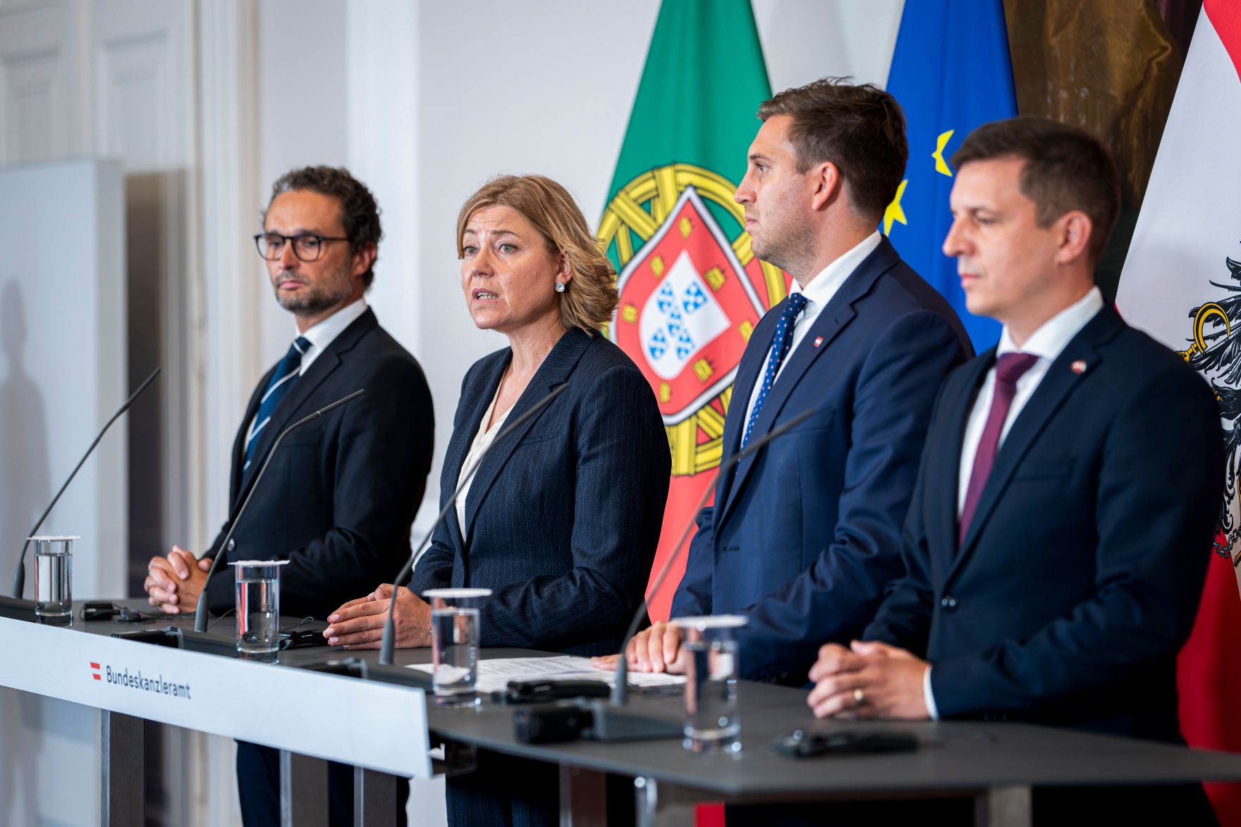 Am 12. September 2025 lud Staatssekret&auml;r Alexander Pr&ouml;ll (m.r.) Digitalisierungsministerinnen und Minister zum Arbeitstreffen anl&auml;sslich des Gipfel zur Digitalen Souver&auml;nit&auml;t. Im Bild mit der Exekutiv-Vizepr&auml;sidentin der Europ&auml;ischen Kommission Henna Virkkunen (m.l.), dem slowakischen Staatssekret&auml;r Radoslav Stefanek (r.) und dem portugiesischen Staatssekret&auml;r Bernardo Correia (l.) bei der anschlie&szlig;enden Pressekonferenz.