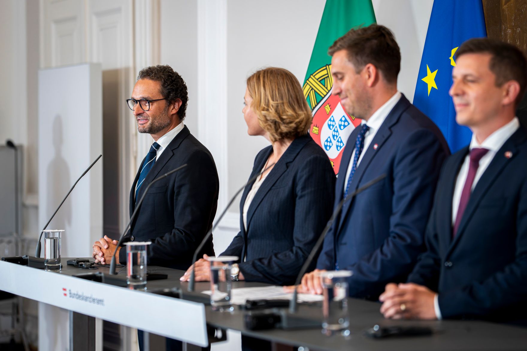 Am 12. September 2025 lud Staatssekret&auml;r Alexander Pr&ouml;ll (m.r.) Digitalisierungsministerinnen und Minister zum Arbeitstreffen anl&auml;sslich des Gipfel zur Digitalen Souver&auml;nit&auml;t. Im Bild mit der Exekutiv-Vizepr&auml;sidentin der Europ&auml;ischen Kommission Henna Virkkunen (m.l.), dem slowakischen Staatssekret&auml;r Radoslav Stefanek (r.) und dem portugiesischen Staatssekret&auml;r Bernardo Correia (l.) bei der anschlie&szlig;enden Pressekonferenz.