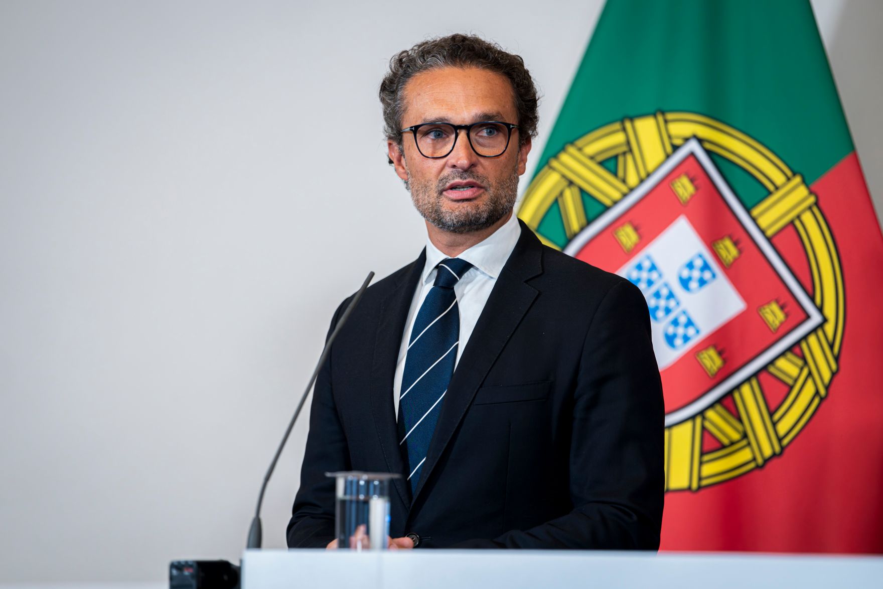 Am 12. September 2025 lud Staatssekret&auml;r Alexander Pr&ouml;ll Digitalisierungsministerinnen und Minister zum Arbeitstreffen anl&auml;sslich des Gipfel zur Digitalen Souver&auml;nit&auml;t. Im Bild der portugiesische Staatssekret&auml;r Bernardo Correia bei der anschlie&szlig;enden Pressekonferenz.