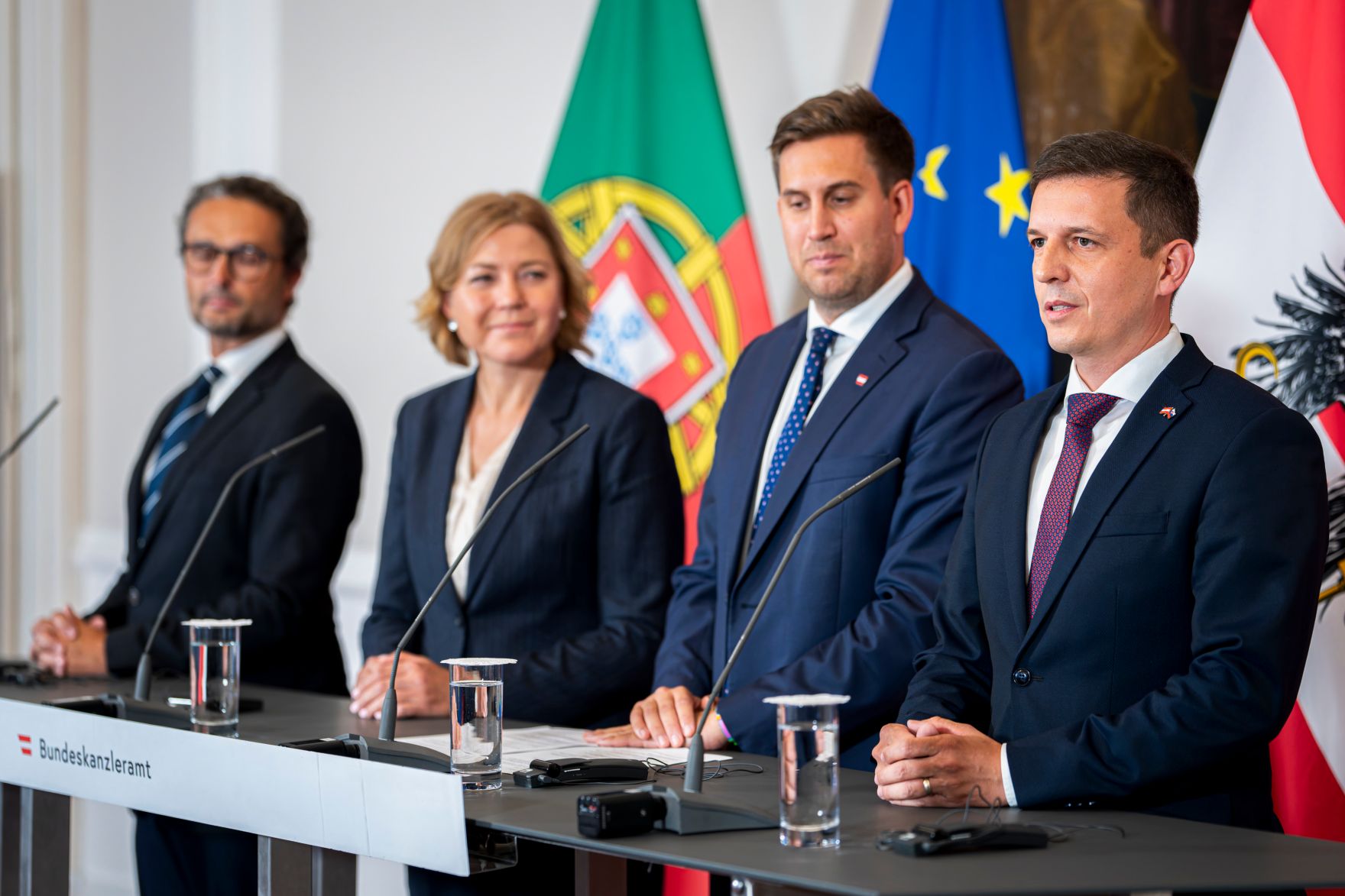 Am 12. September 2025 lud Staatssekret&auml;r Alexander Pr&ouml;ll (m.r.) Digitalisierungsministerinnen und Minister zum Arbeitstreffen anl&auml;sslich des Gipfel zur Digitalen Souver&auml;nit&auml;t. Im Bild mit der Exekutiv-Vizepr&auml;sidentin der Europ&auml;ischen Kommission Henna Virkkunen (m.l.), dem slowakischen Staatssekret&auml;r Radoslav Stefanek (r.) und dem portugiesischen Staatssekret&auml;r Bernardo Correia (l.) bei der anschlie&szlig;enden Pressekonferenz.