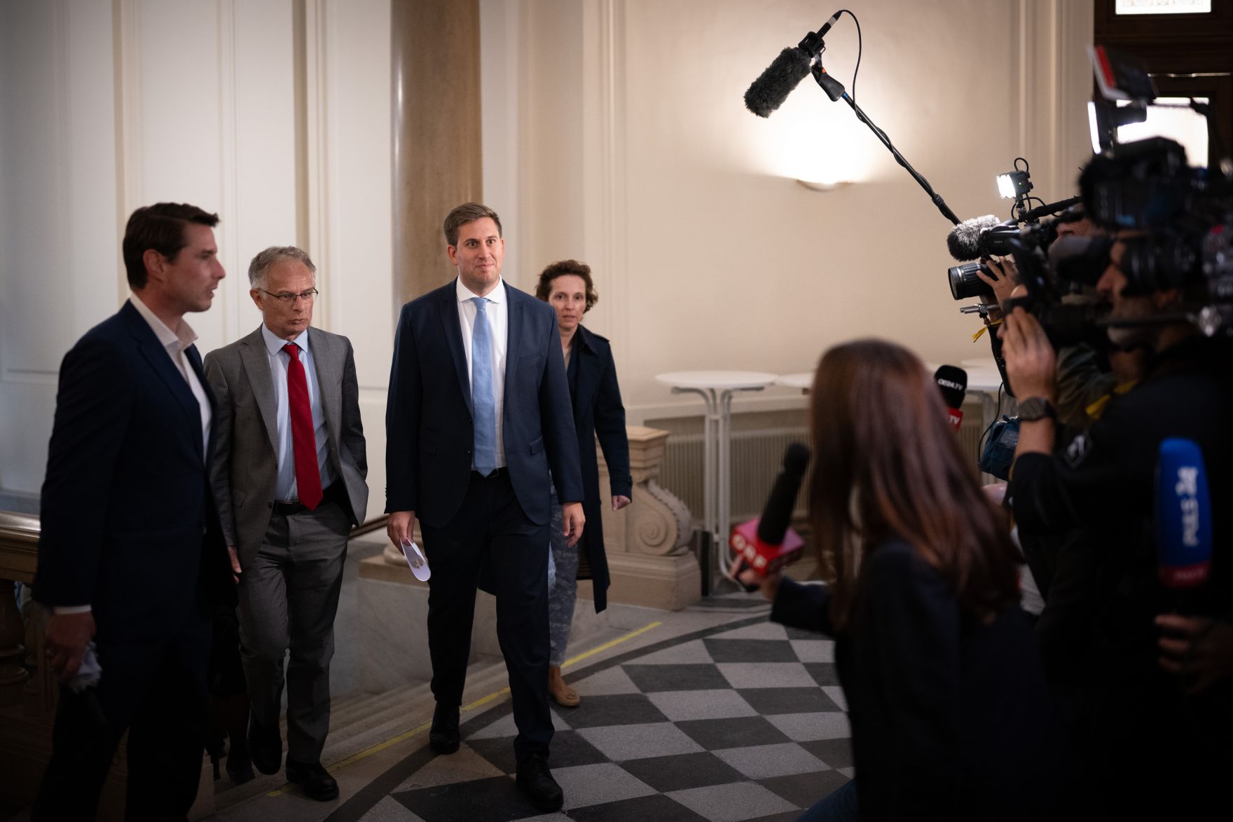 Am 16. September 2025 nahm Staatssekret&auml;r Alexander Pr&ouml;ll (3.v.l.) gemeinsam mit Bundesminister Markus Marterbauer (2.v.l.) an den Gehaltsverhandlungsgespr&auml;chen teil.