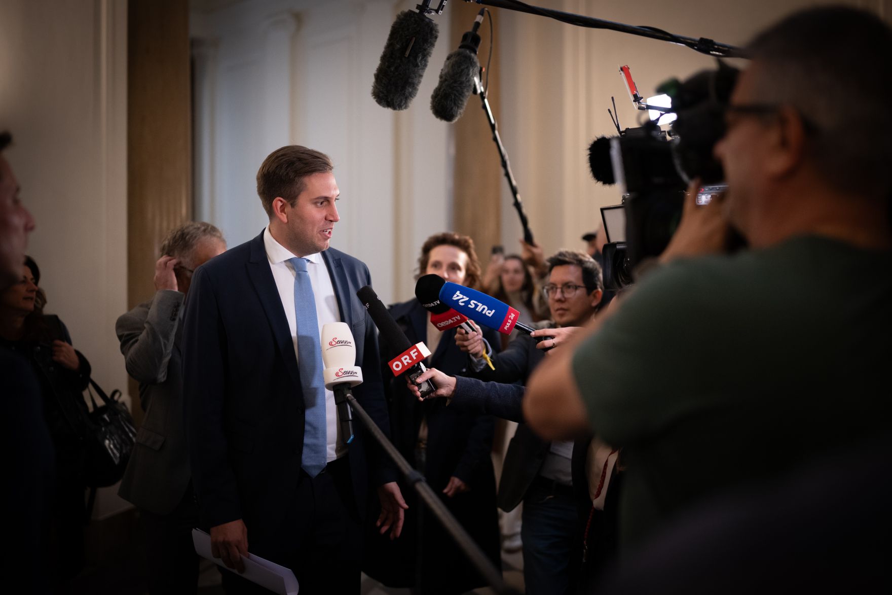 Am 16. September 2025 nahm Staatssekret&auml;r Alexander Pr&ouml;ll (4.v.l.) gemeinsam mit Bundesminister Markus Marterbauer an den Gehaltsverhandlungsgespr&auml;chen teil.
