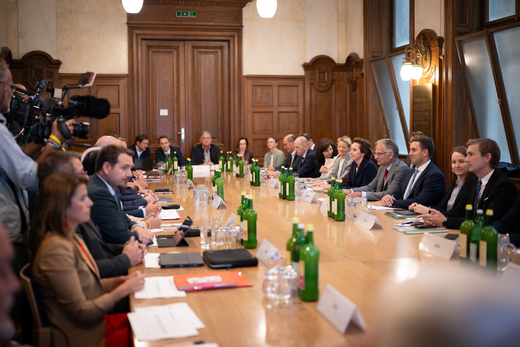 Am 16. September 2025 nahm Staatssekret&auml;r Alexander Pr&ouml;ll (3.v.r.) gemeinsam mit Bundesminister Markus Marterbauer (4.v.r.) an den Gehaltsverhandlungsgespr&auml;chen teil.