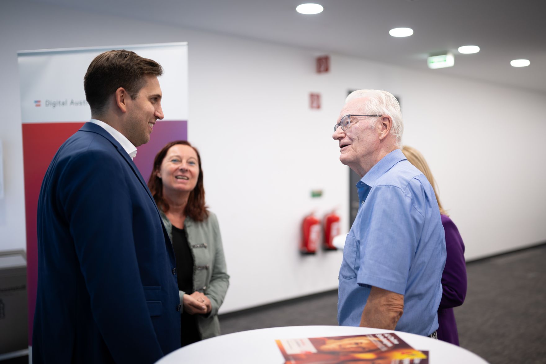 Am 17. September 2025 besuchte Staatssekret&auml;r Alexander Pr&ouml;ll (l.) die A1 Seniorenakademie.