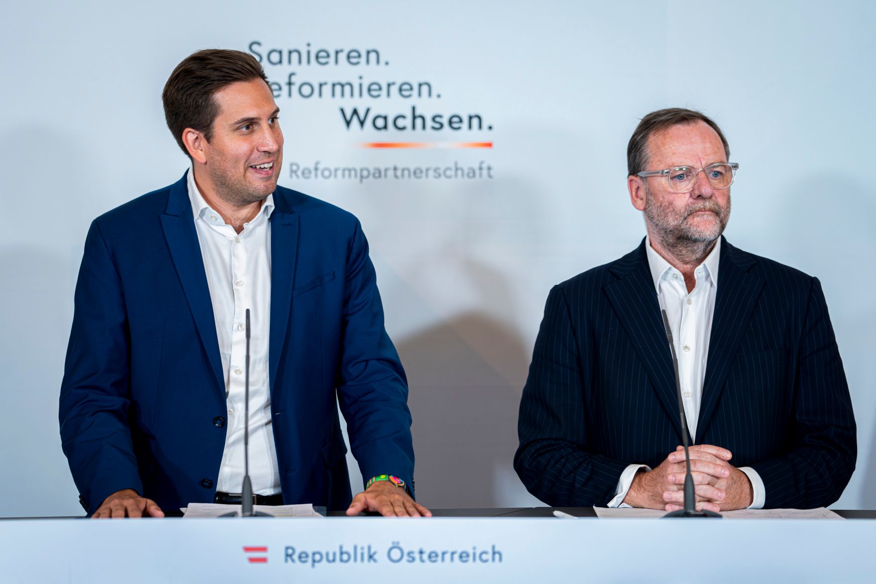 Am 26. September 2025 gab Staatssekret&auml;r Alexander Pr&ouml;ll (l.) gemeinsam mit Staatssekret&auml;r Josef Schellhorn (r.) eine Pressekonferenz zum Thema Reformpartnerschaft &bdquo;Verwaltungs- und Verfassungsbereinigung&ldquo;.