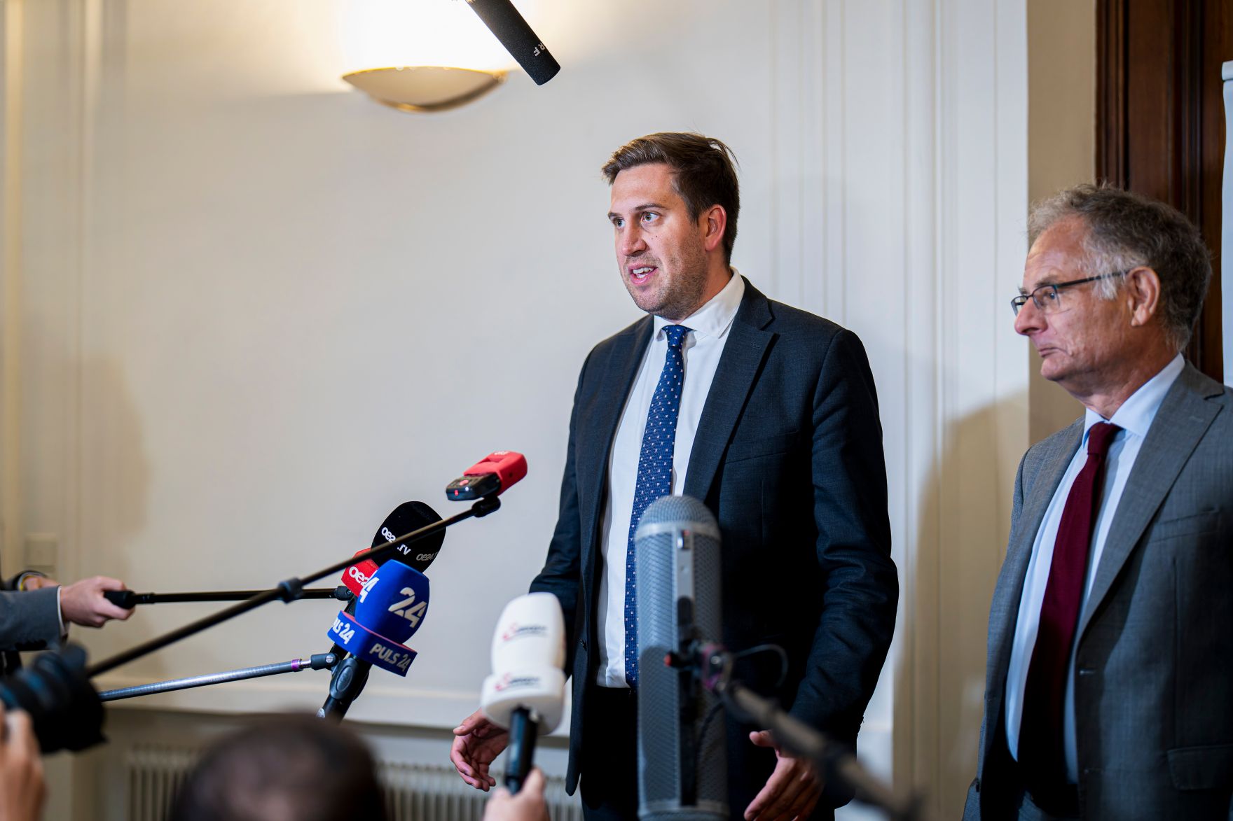 Am 30. September 2025 nahm Staatssekret&auml;r Alexander Pr&ouml;ll (l.) gemeinsam mit Bundesminister Markus Marterbauer (r.) an den Gehaltsverhandlungsgespr&auml;chen teil.