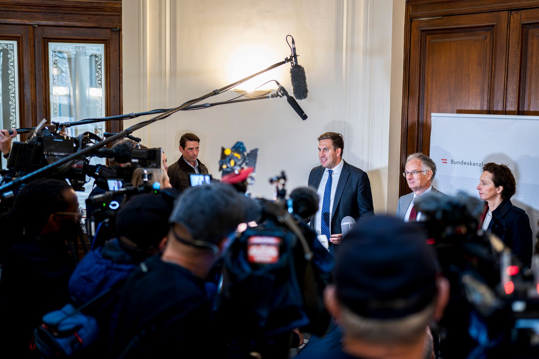 Am 30. September 2025 nahm Staatssekret&auml;r Alexander Pr&ouml;ll gemeinsam mit Bundesminister Markus Marterbauer an den Gehaltsverhandlungsgespr&auml;chen teil.