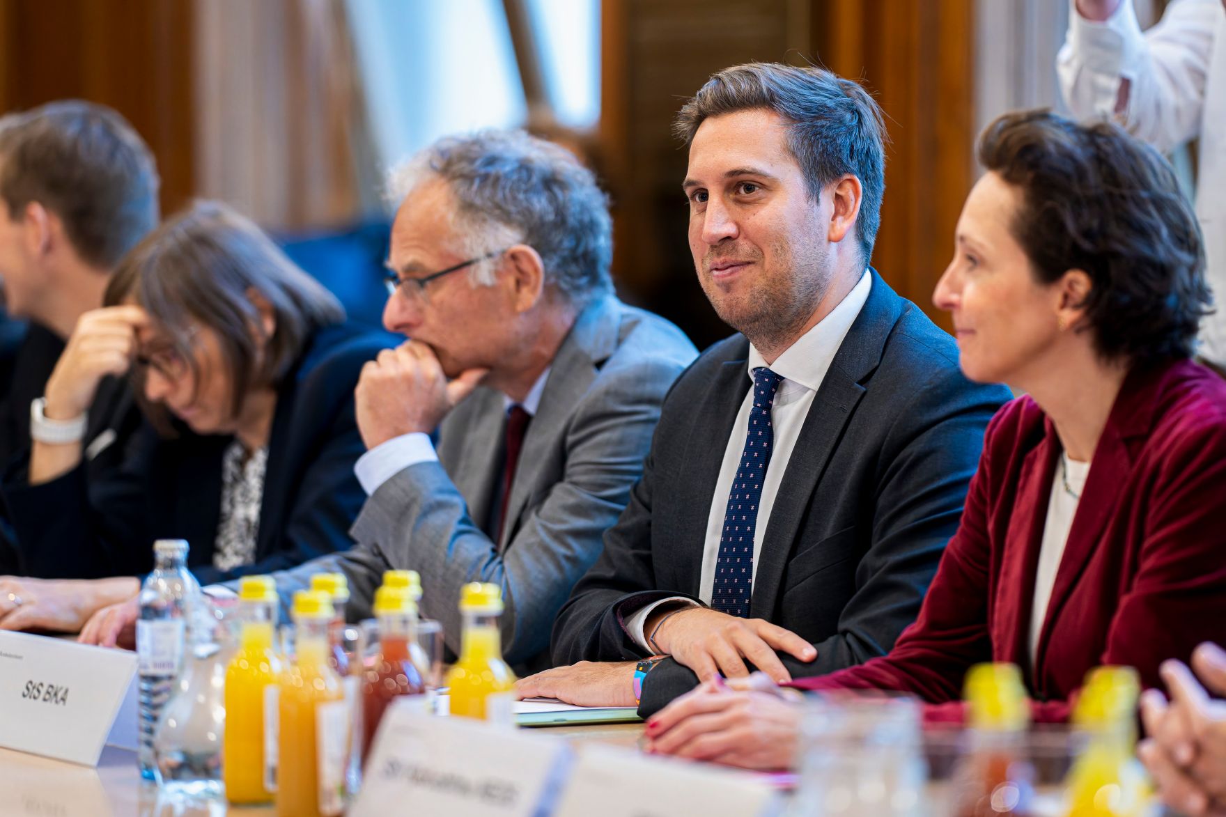 Am 30. September 2025 nahm Staatssekret&auml;r Alexander Pr&ouml;ll (2.v.r.) gemeinsam mit Bundesminister Markus Marterbauer (3.v.r.) an den Gehaltsverhandlungsgespr&auml;chen teil.