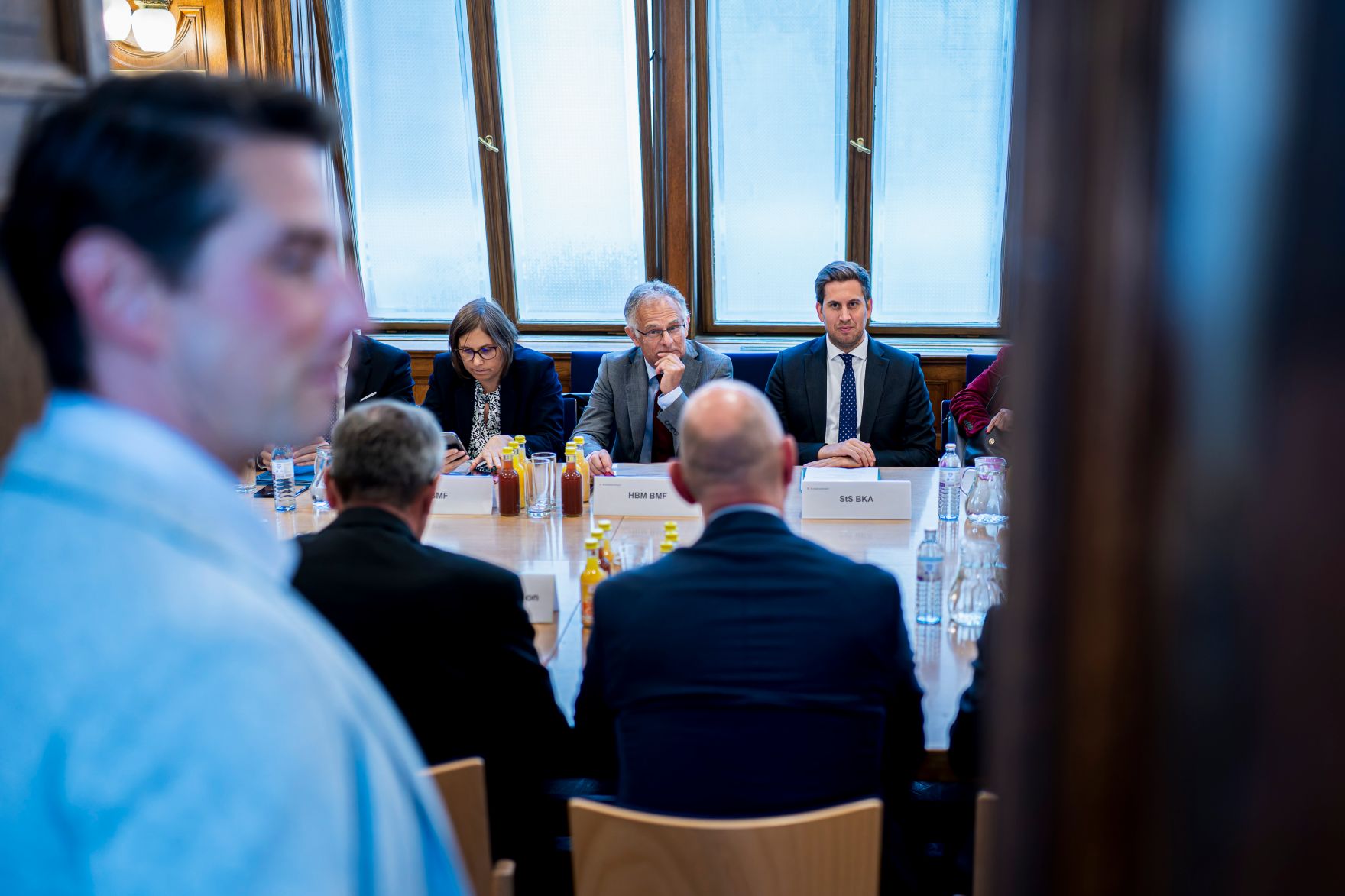 Am 30. September 2025 nahm Staatssekret&auml;r Alexander Pr&ouml;ll (r.) gemeinsam mit Bundesminister Markus Marterbauer (3.v.r.) an den Gehaltsverhandlungsgespr&auml;chen teil.
