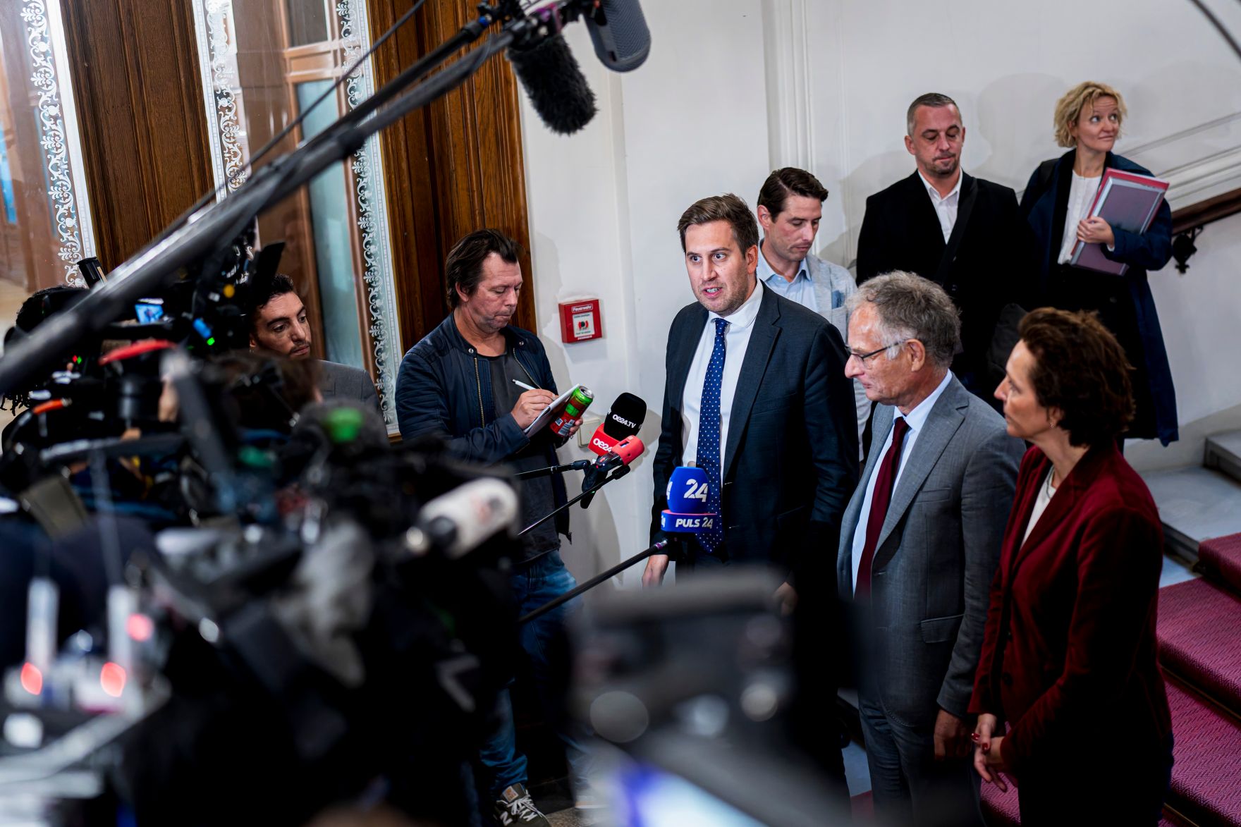 Am 30. September 2025 nahm Staatssekret&auml;r Alexander Pr&ouml;ll (3.v.l.) gemeinsam mit Bundesminister Markus Marterbauer (5.v.l.) an den Gehaltsverhandlungsgespr&auml;chen teil.