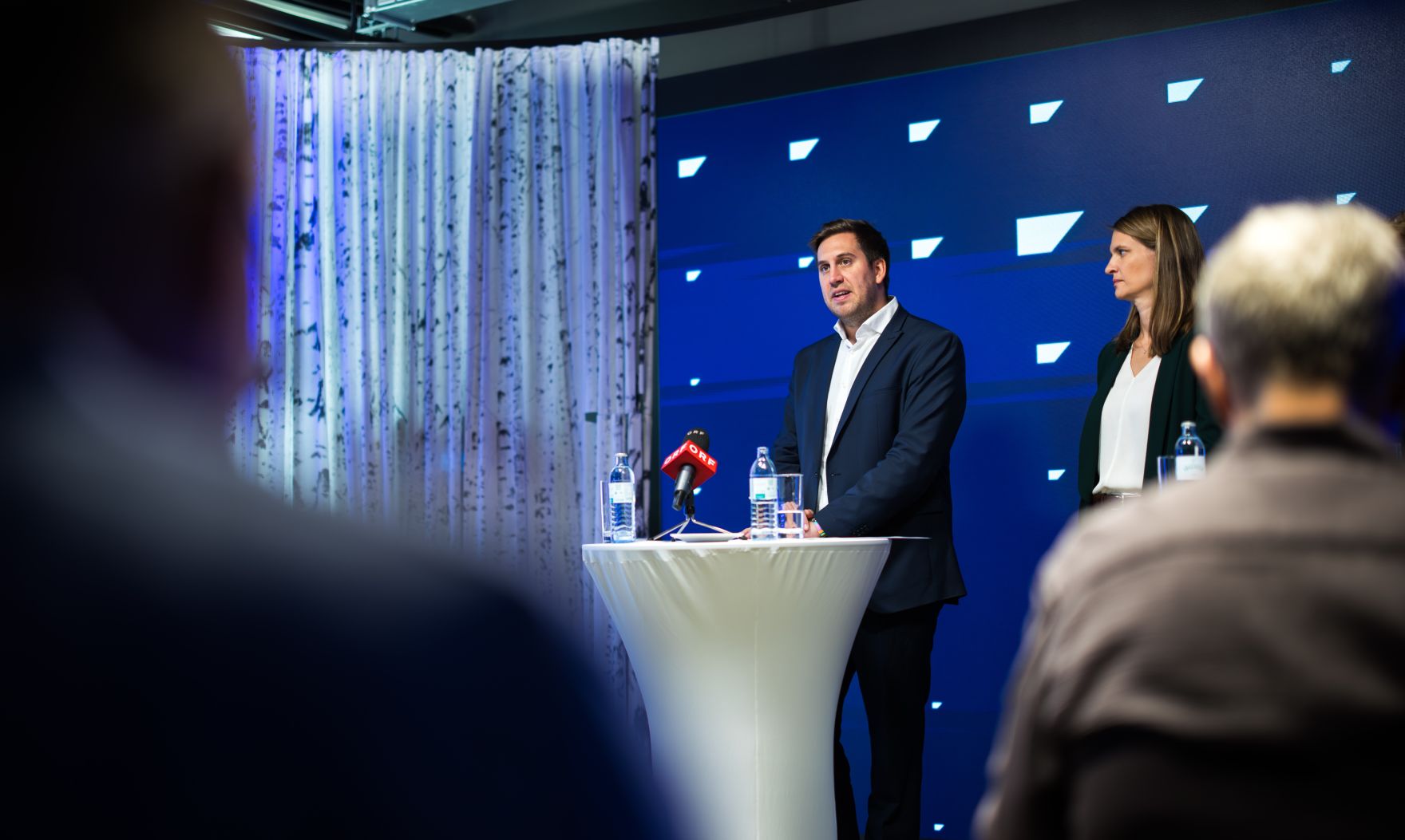 Am 7. Oktober 2025 nahm Staatssekret&auml;r Alexander Pr&ouml;ll (m.) an einer Pressekonferenz zum Thema &bdquo;Ausbau der digitalen Kompetenzen&ldquo; bei SAP &Ouml;sterreich teil.