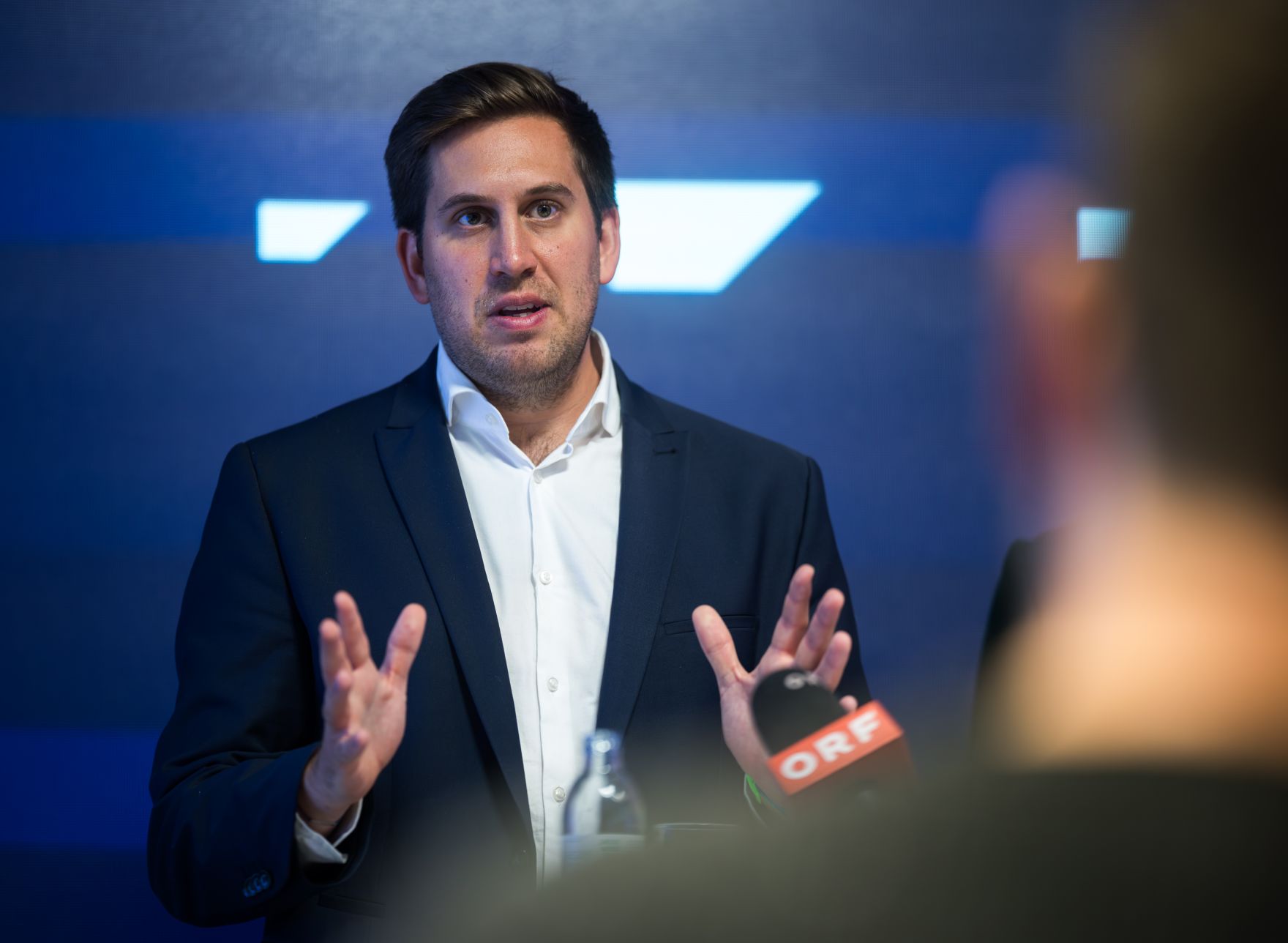 Am 7. Oktober 2025 nahm Staatssekret&auml;r Alexander Pr&ouml;ll (im Bild) an einer Pressekonferenz zum Thema &bdquo;Ausbau der digitalen Kompetenzen&ldquo; bei SAP &Ouml;sterreich teil.