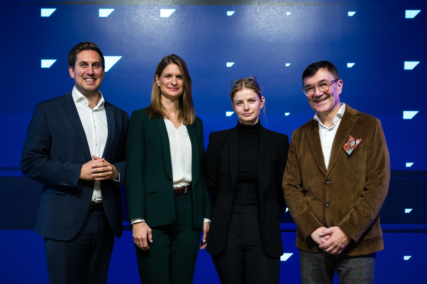 Am 7. Oktober 2025 nahm Staatssekret&auml;r Alexander Pr&ouml;ll (l.) an einer Pressekonferenz zum Thema &bdquo;Ausbau der digitalen Kompetenzen&ldquo; bei SAP &Ouml;sterreich teil.