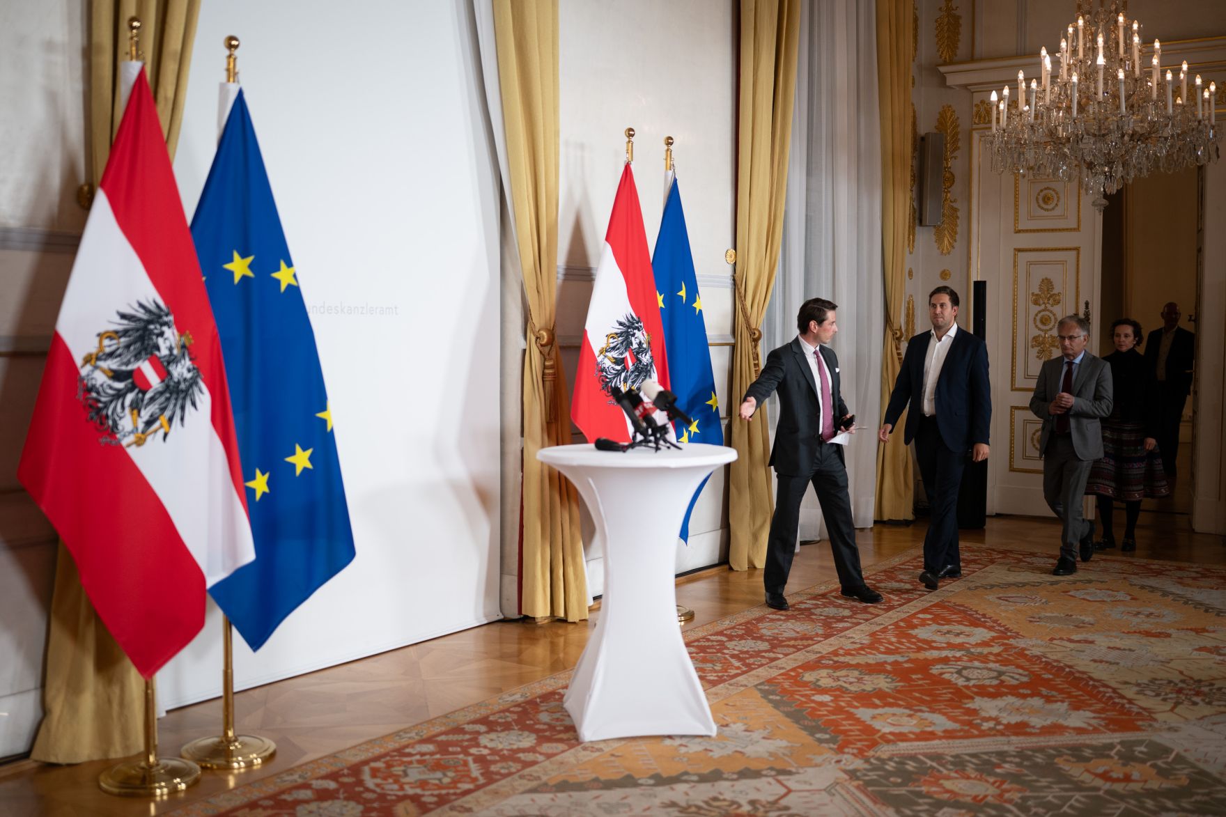 Am 7. Oktober 2025 nahm Staatssekret&auml;r Alexander Pr&ouml;ll (2.v.l) gemeinsam mit Bundesminister Markus Marterbauer (3.v.l.) und Vertretern der Gewerkschaft am Doorstep nach den Gehaltsverhandlungsgespr&auml;chen teil.