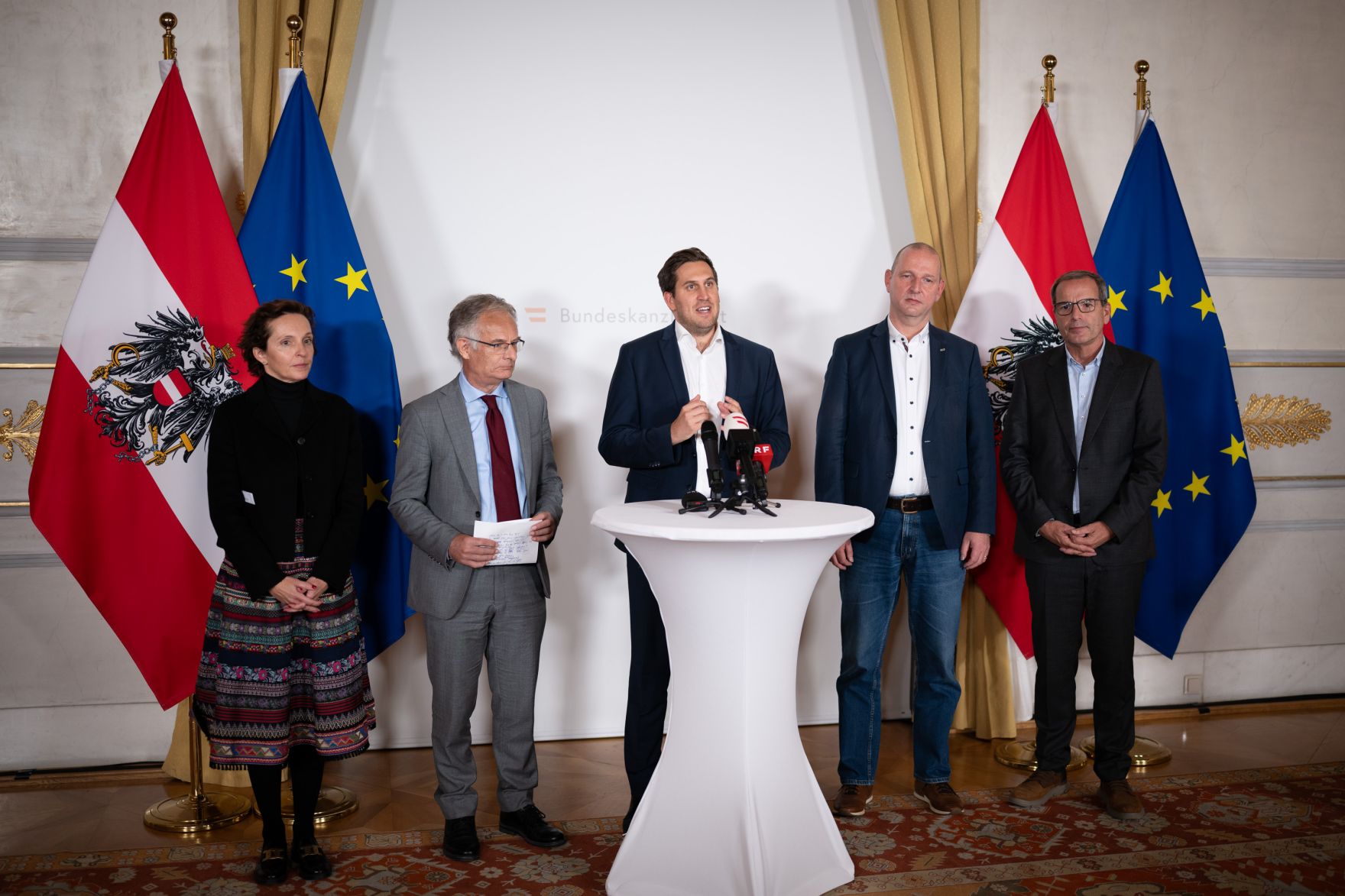 Am 7. Oktober 2025 nahm Staatssekret&auml;r Alexander Pr&ouml;ll (m.) gemeinsam mit Bundesminister Markus Marterbauer (m.l.) und Vertretern der Gewerkschaft am Doorstep nach den Gehaltsverhandlungsgespr&auml;chen teil.