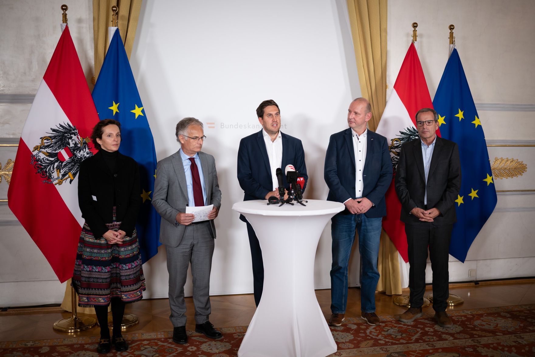 Am 7. Oktober 2025 nahm Staatssekret&auml;r Alexander Pr&ouml;ll (m.) gemeinsam mit Bundesminister Markus Marterbauer (m.l.) und Vertretern der Gewerkschaft am Doorstep nach den Gehaltsverhandlungsgespr&auml;chen teil.