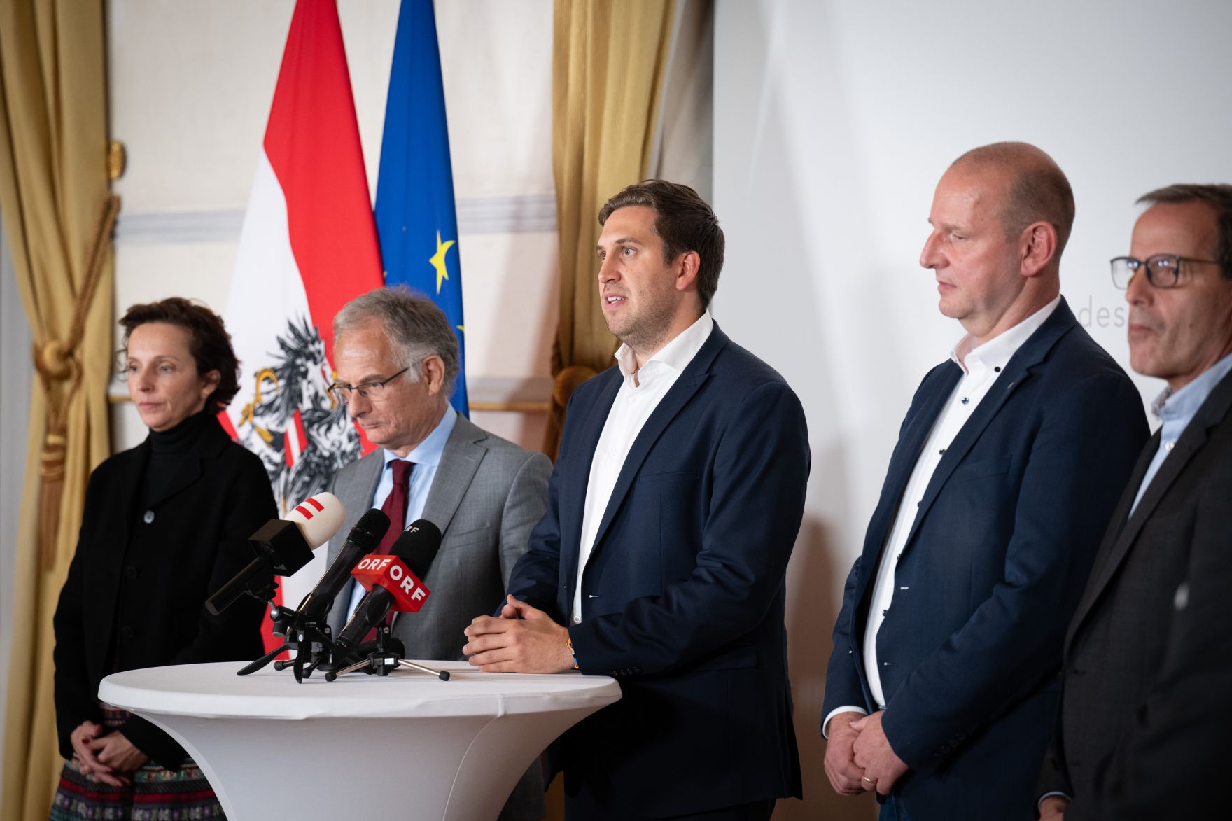 Am 7. Oktober 2025 nahm Staatssekret&auml;r Alexander Pr&ouml;ll (m.) gemeinsam mit Bundesminister Markus Marterbauer (m.l.) und Vertretern der Gewerkschaft am Doorstep nach den Gehaltsverhandlungsgespr&auml;chen teil.