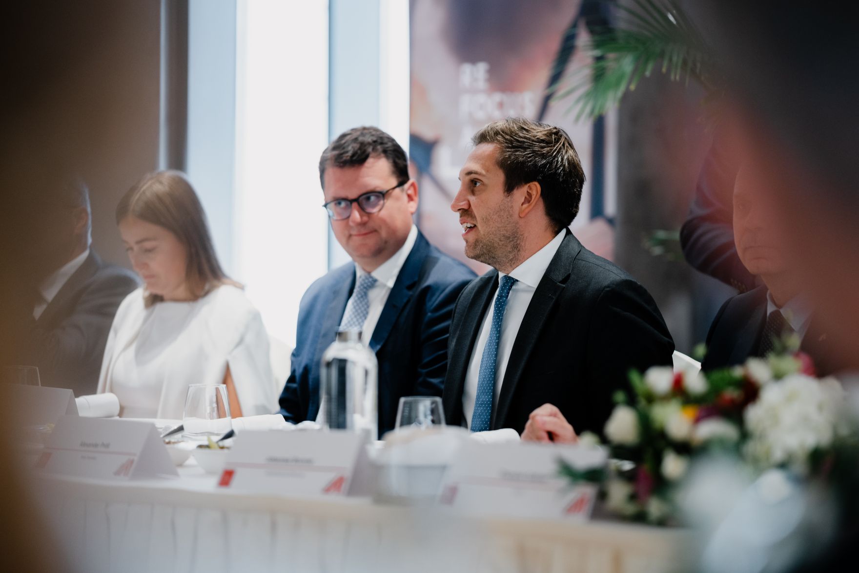 Am 9. Oktober 2025 reiste Staatssekret&auml;r Alexander Pr&ouml;ll (m.r.) zu einem mehrt&auml;gigen Arbeitsbesuch nach Abu Dhabi. Im Bild bei einem Wirtschafts-Roundtable von ReFocus Austria.