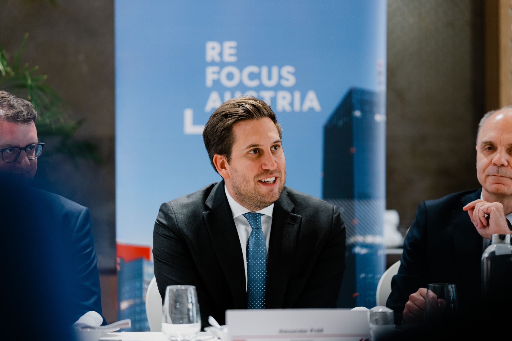 Am 9. Oktober 2025 reiste Staatssekret&auml;r Alexander Pr&ouml;ll (m.) zu einem mehrt&auml;gigen Arbeitsbesuch nach Abu Dhabi. Im Bild bei einem Wirtschafts-Roundtable von ReFocus Austria.