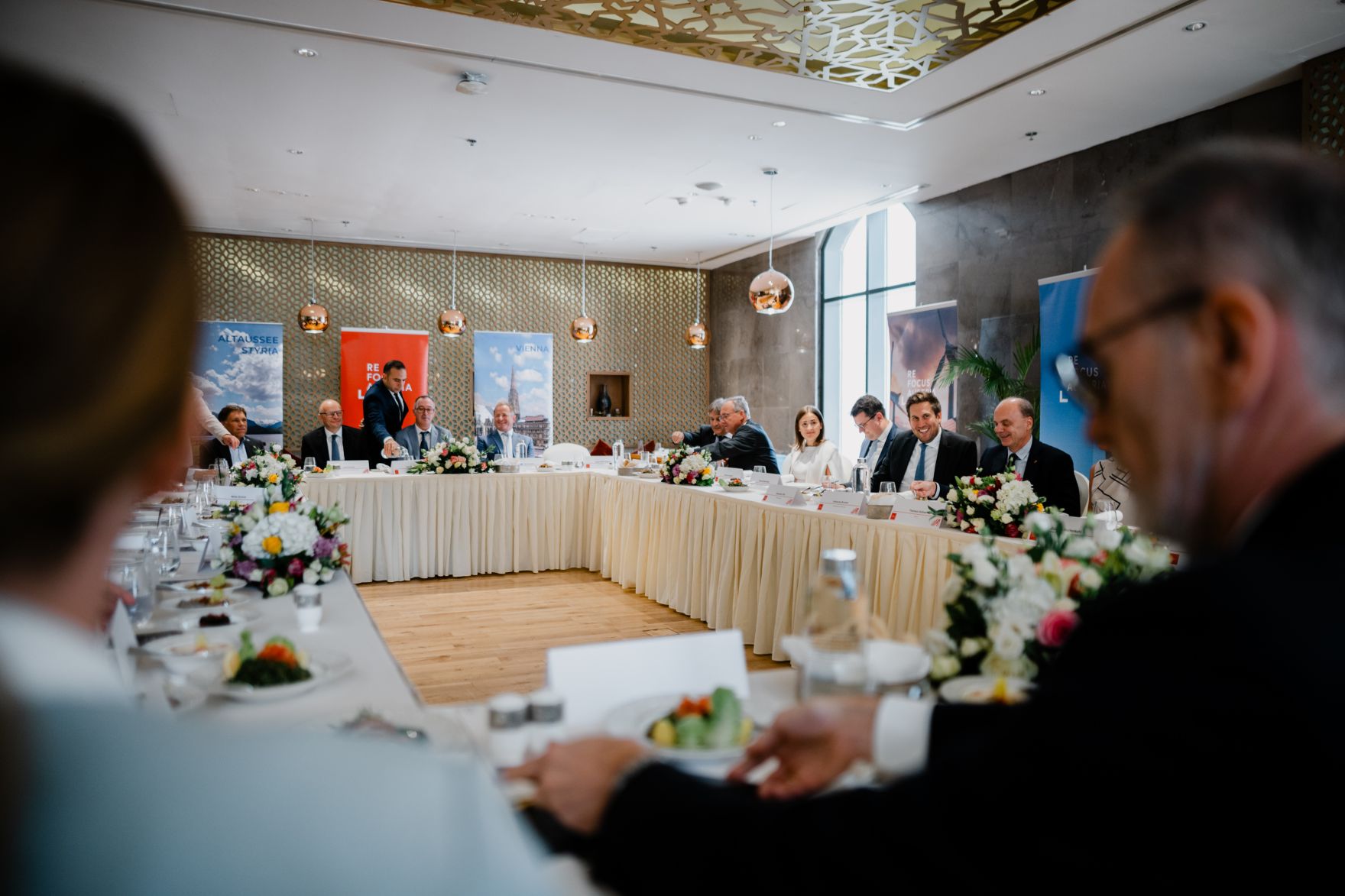 Am 9. Oktober 2025 reiste Staatssekret&auml;r Alexander Pr&ouml;ll (3.v.r.) zu einem mehrt&auml;gigen Arbeitsbesuch nach Abu Dhabi. Im Bild bei einem Wirtschafts-Roundtable von ReFocus Austria.