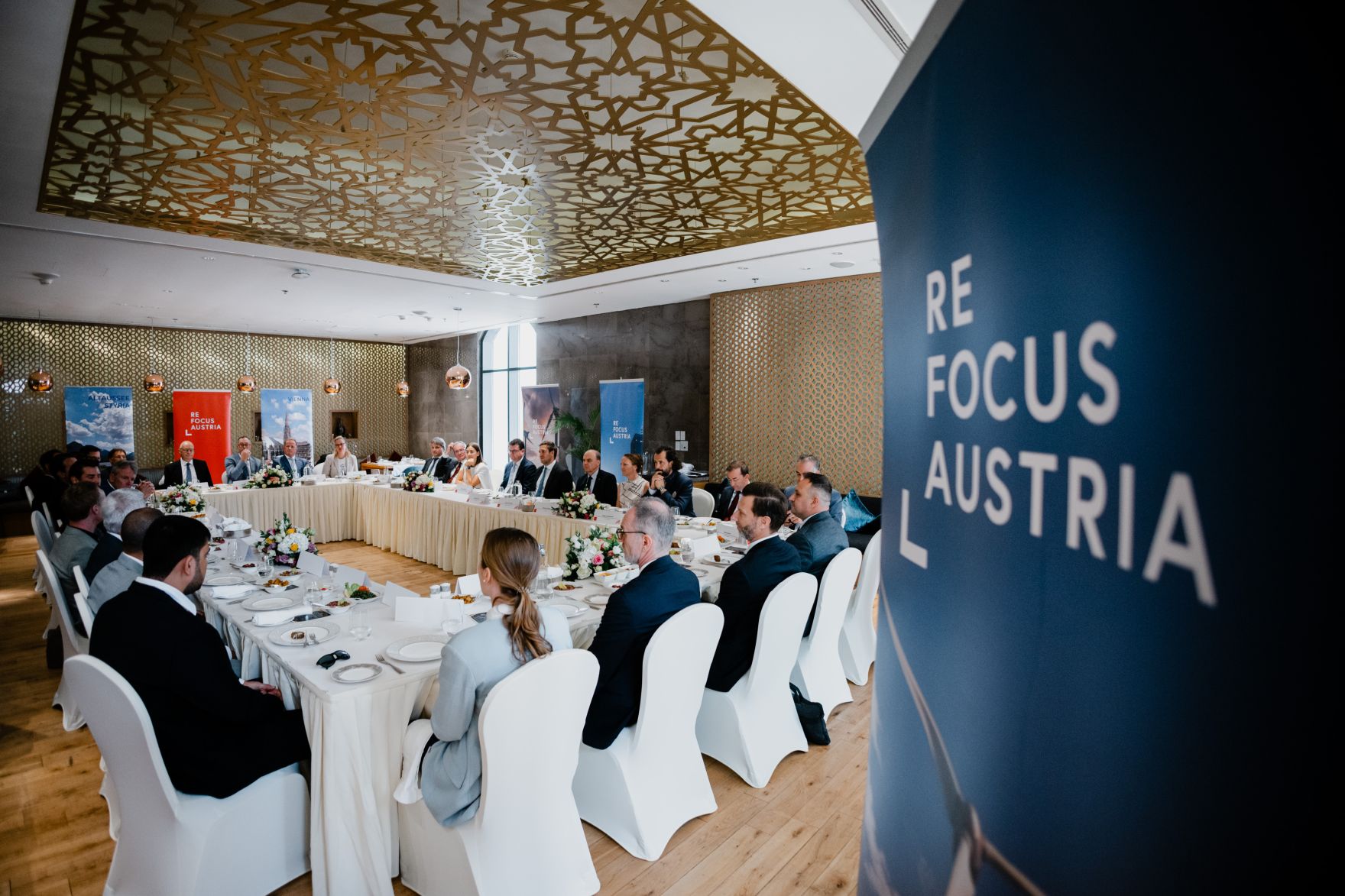 Am 9. Oktober 2025 reiste Staatssekret&auml;r Alexander Pr&ouml;ll zu einem mehrt&auml;gigen Arbeitsbesuch nach Abu Dhabi. Im Bild bei einem Wirtschafts-Roundtable von ReFocus Austria.