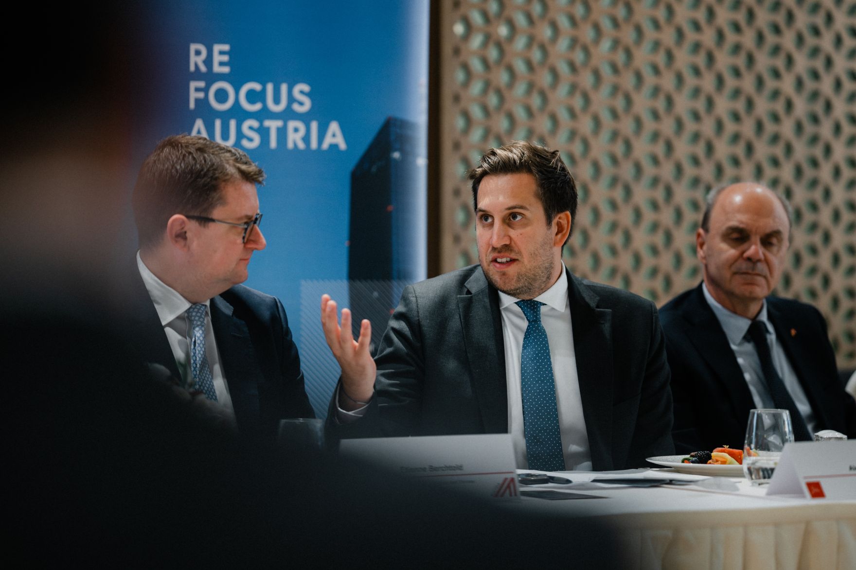 Am 9. Oktober 2025 reiste Staatssekret&auml;r Alexander Pr&ouml;ll (m.) zu einem mehrt&auml;gigen Arbeitsbesuch nach Abu Dhabi. Im Bild bei einem Wirtschafts-Roundtable von ReFocus Austria.