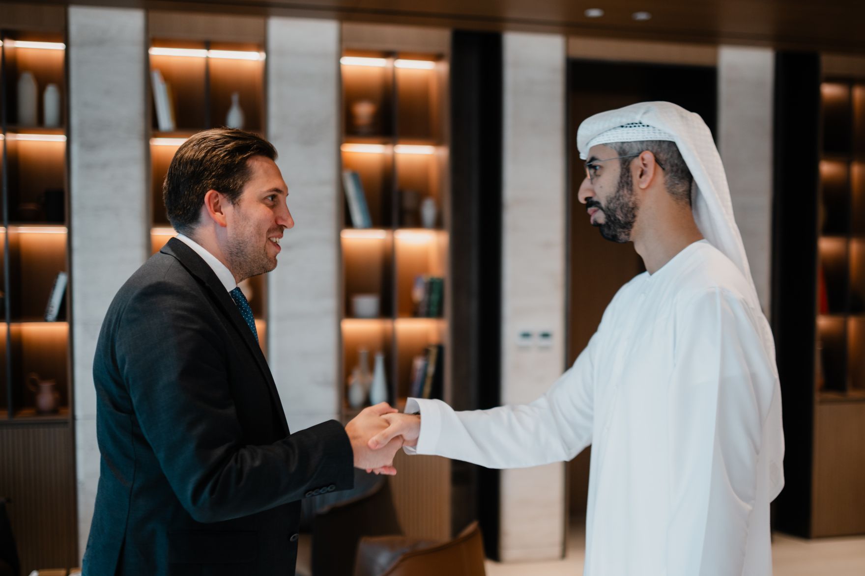 Am 9. Oktober 2025 reiste Staatssekret&auml;r Alexander Pr&ouml;ll (l.) zu einem mehrt&auml;gigen Arbeitsbesuch nach Abu Dhabi. Im Bild bei einem Arbeitsgespr&auml;ch mit Staatsminister Omar Al Olama (r.).