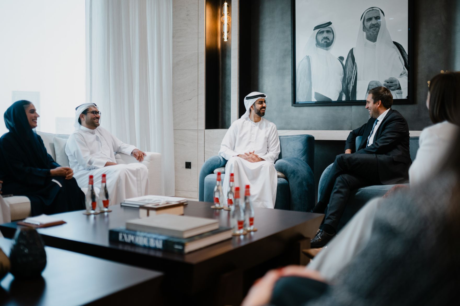 Am 9. Oktober 2025 reiste Staatssekret&auml;r Alexander Pr&ouml;ll (r.) zu einem mehrt&auml;gigen Arbeitsbesuch nach Abu Dhabi. Im Bild bei einem Arbeitsgespr&auml;ch mit Staatsminister Omar Al Olama (m.).