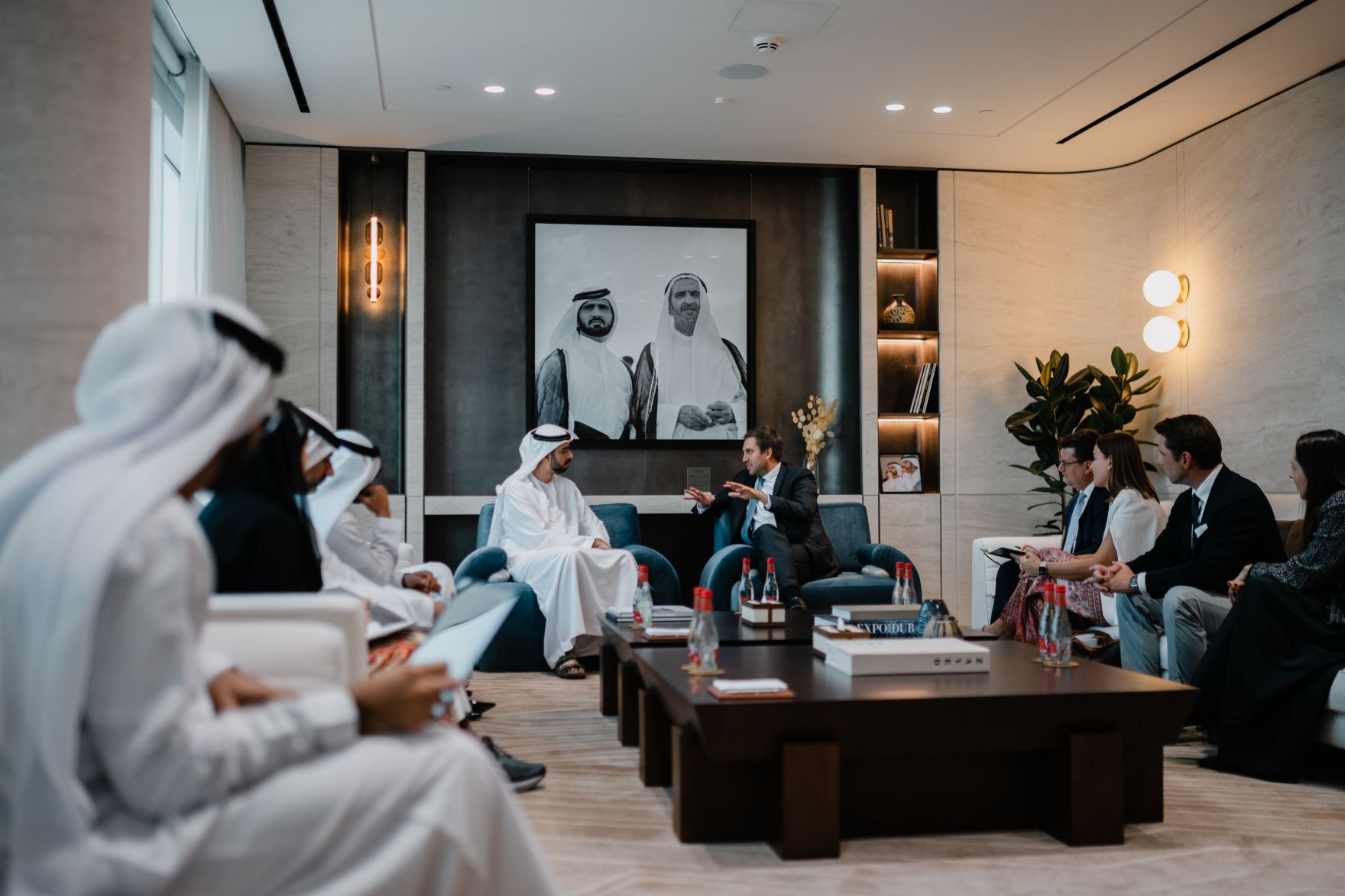 Am 9. Oktober 2025 reiste Staatssekret&auml;r Alexander Pr&ouml;ll (m.r.) zu einem mehrt&auml;gigen Arbeitsbesuch nach Abu Dhabi. Im Bild bei einem Arbeitsgespr&auml;ch mit Staatsminister Omar Al Olama (m.l.).