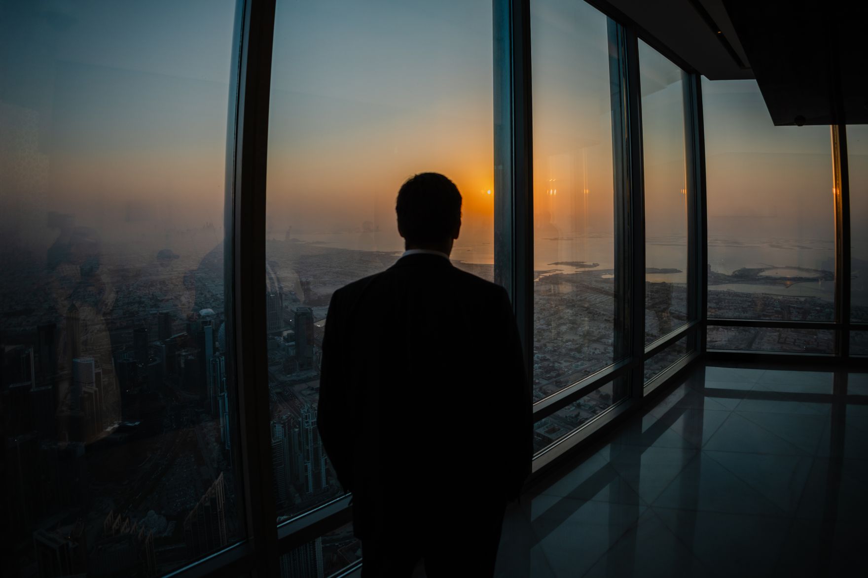 Am 9. Oktober 2025 reiste Staatssekret&auml;r Alexander Pr&ouml;ll (im Bild) zu einem mehrt&auml;gigen Arbeitsbesuch nach Abu Dhabi. Im Bild beim Besuch des Burj Khalifa in Dubai.