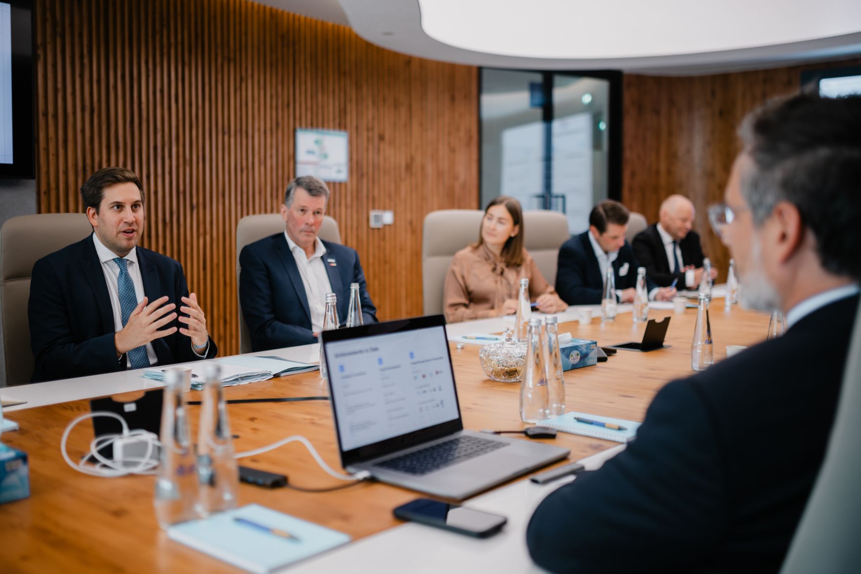 Am 9. Oktober 2025 reiste Staatssekret&auml;r Alexander Pr&ouml;ll (l.) zu einem mehrt&auml;gigen Arbeitsbesuch nach Abu Dhabi. Im Bild bei einem Besuch der Mohamed Bin Zayed University of Artificial Intelligence und bei einem Arbeitsgespr&auml;ch mit Sami Haddadin (r.).