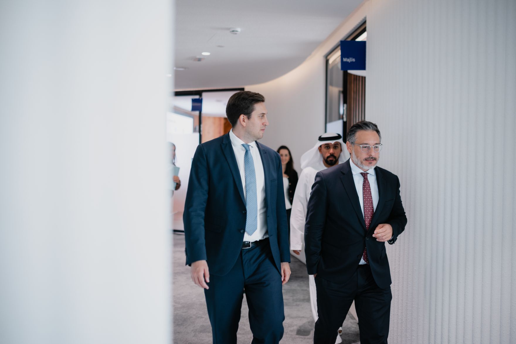 Am 9. Oktober 2025 reiste Staatssekret&auml;r Alexander Pr&ouml;ll (l.) zu einem mehrt&auml;gigen Arbeitsbesuch nach Abu Dhabi. Im Bild mit Sami Haddadin (r.) bei einem Besuch der Mohamed Bin Zayed University of Artificial Intelligence.