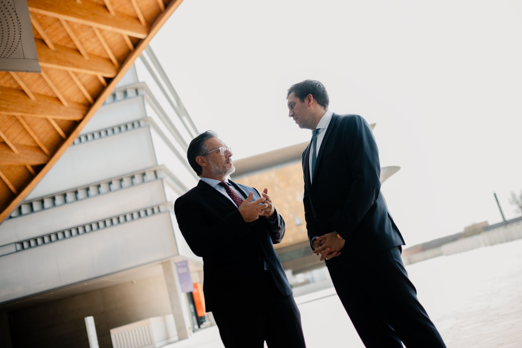Am 9. Oktober 2025 reiste Staatssekret&auml;r Alexander Pr&ouml;ll (r.) zu einem mehrt&auml;gigen Arbeitsbesuch nach Abu Dhabi. Im Bild mit Sami Haddadin (l.) bei einem Besuch der Mohamed Bin Zayed University of Artificial Intelligence.