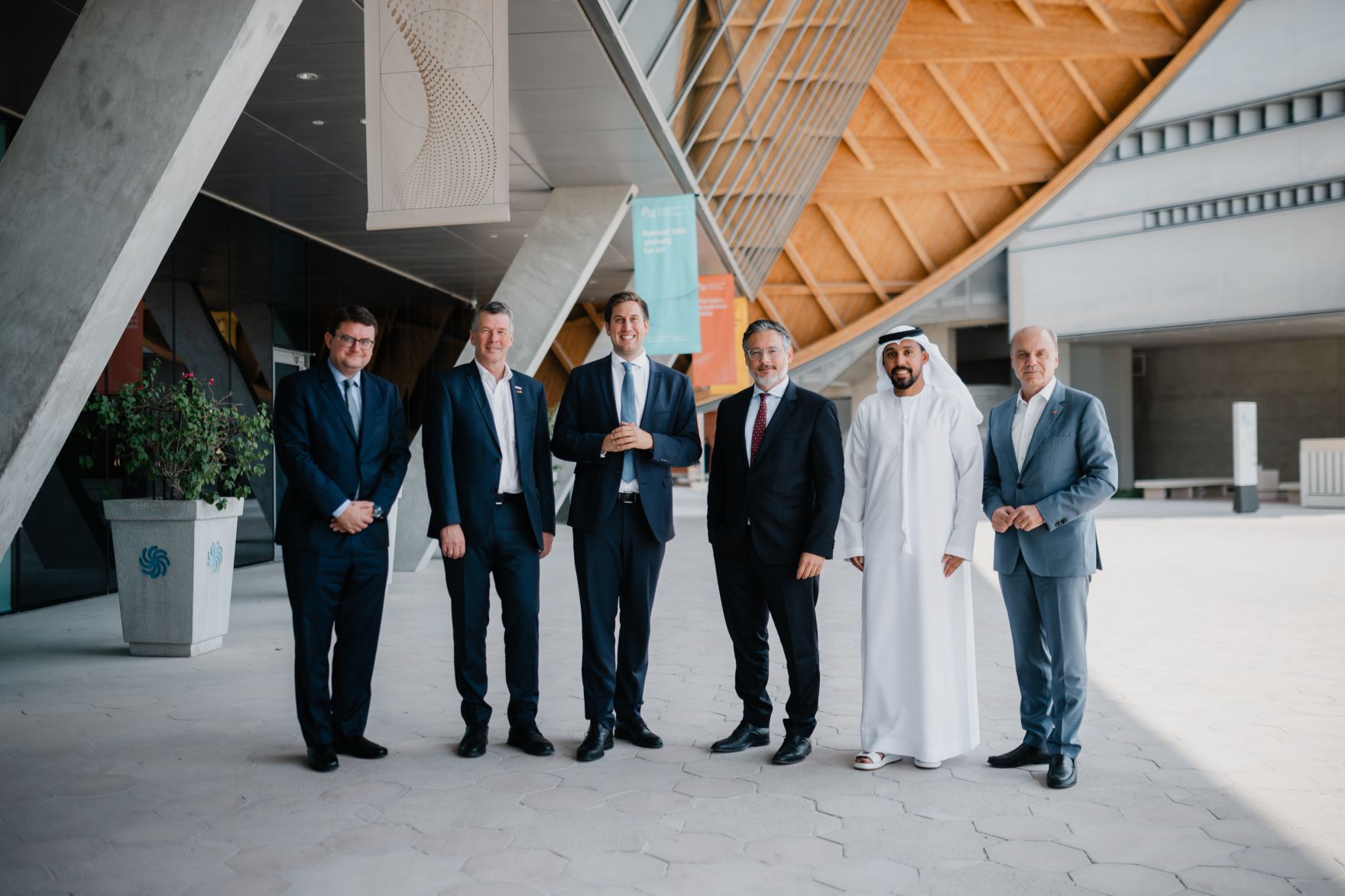 Am 9. Oktober 2025 reiste Staatssekret&auml;r Alexander Pr&ouml;ll (m.l.) zu einem mehrt&auml;gigen Arbeitsbesuch nach Abu Dhabi. Im Bild mit Sami Haddadin (m.r.) bei einem Besuch der Mohamed Bin Zayed University of Artificial Intelligence.