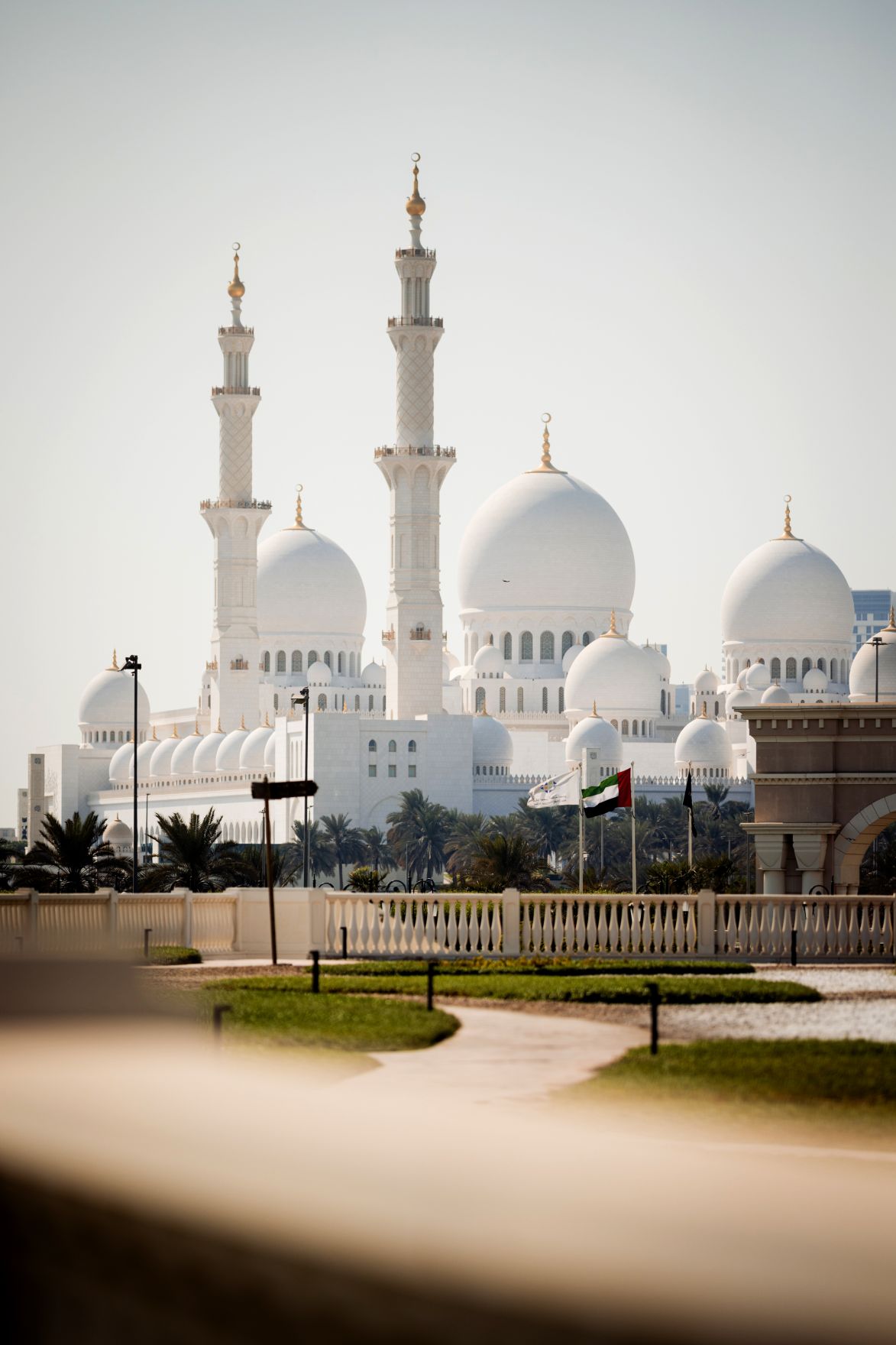 Am 10. Oktober 2025 setzte Staatssekret&auml;r Alexander Pr&ouml;ll seinen mehrt&auml;gigen Arbeitsbesuch in Abu Dhabi fort. Im Bild beim Besuch der Scheich-Zayid-Moschee.